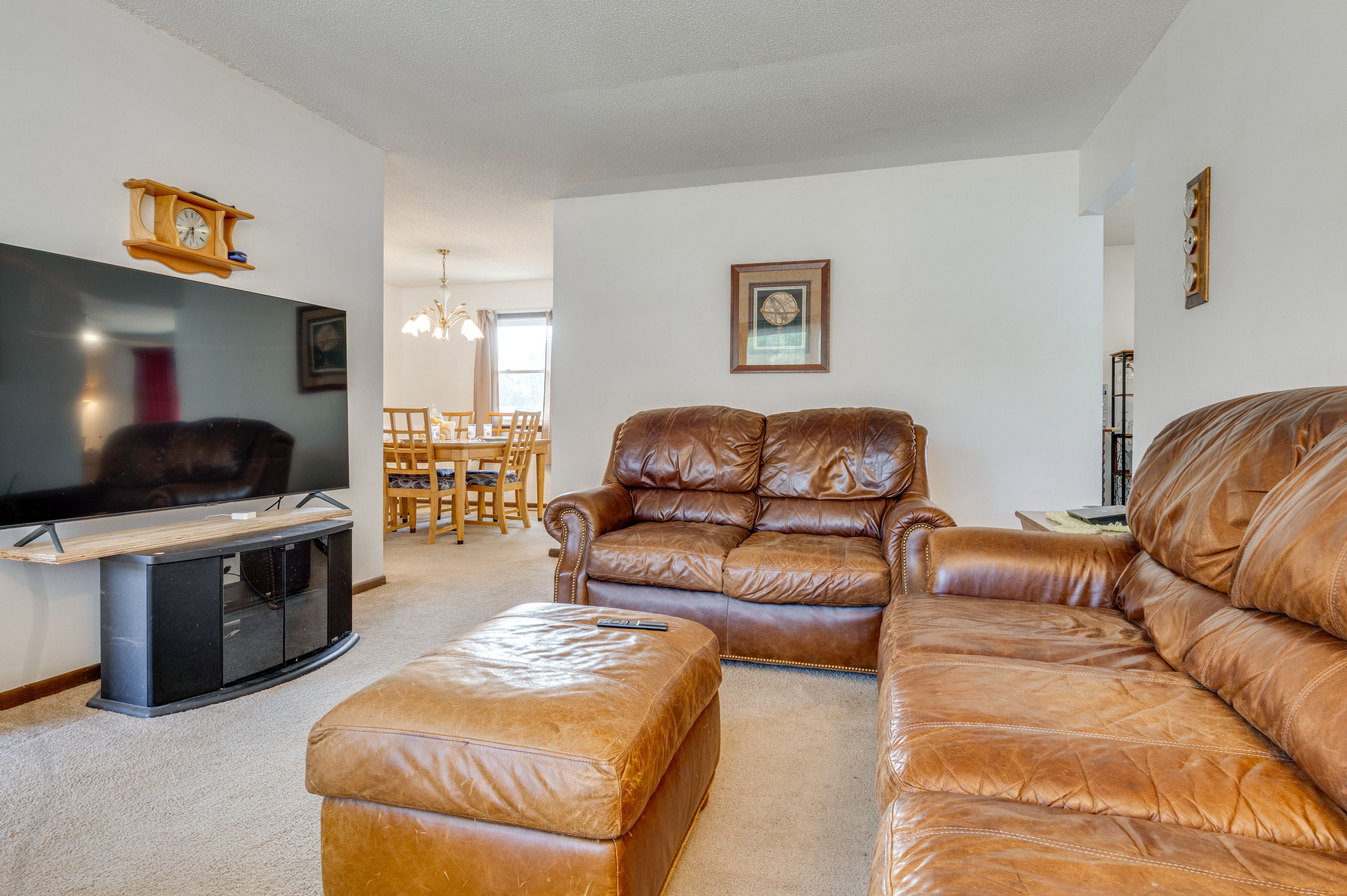 Living Room | Smart TV | Central Air Conditioning/Heat