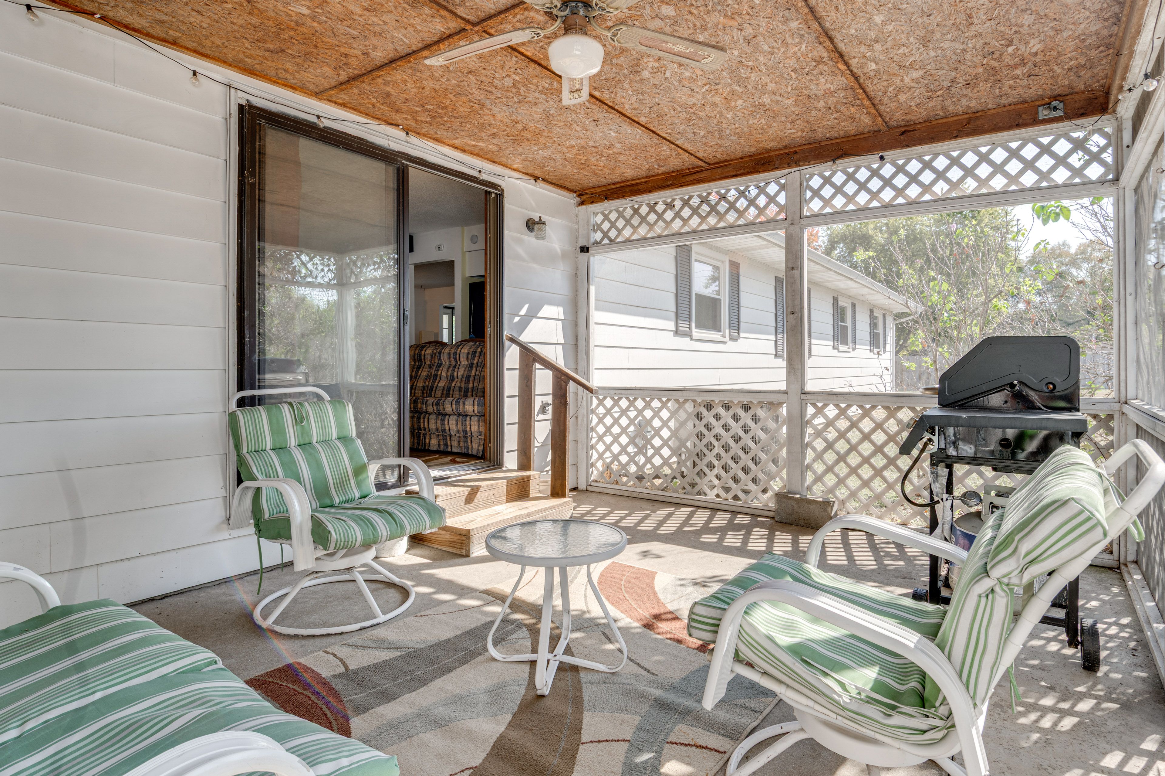 Screened-In Porch | Gas Grill | Lounge Seating