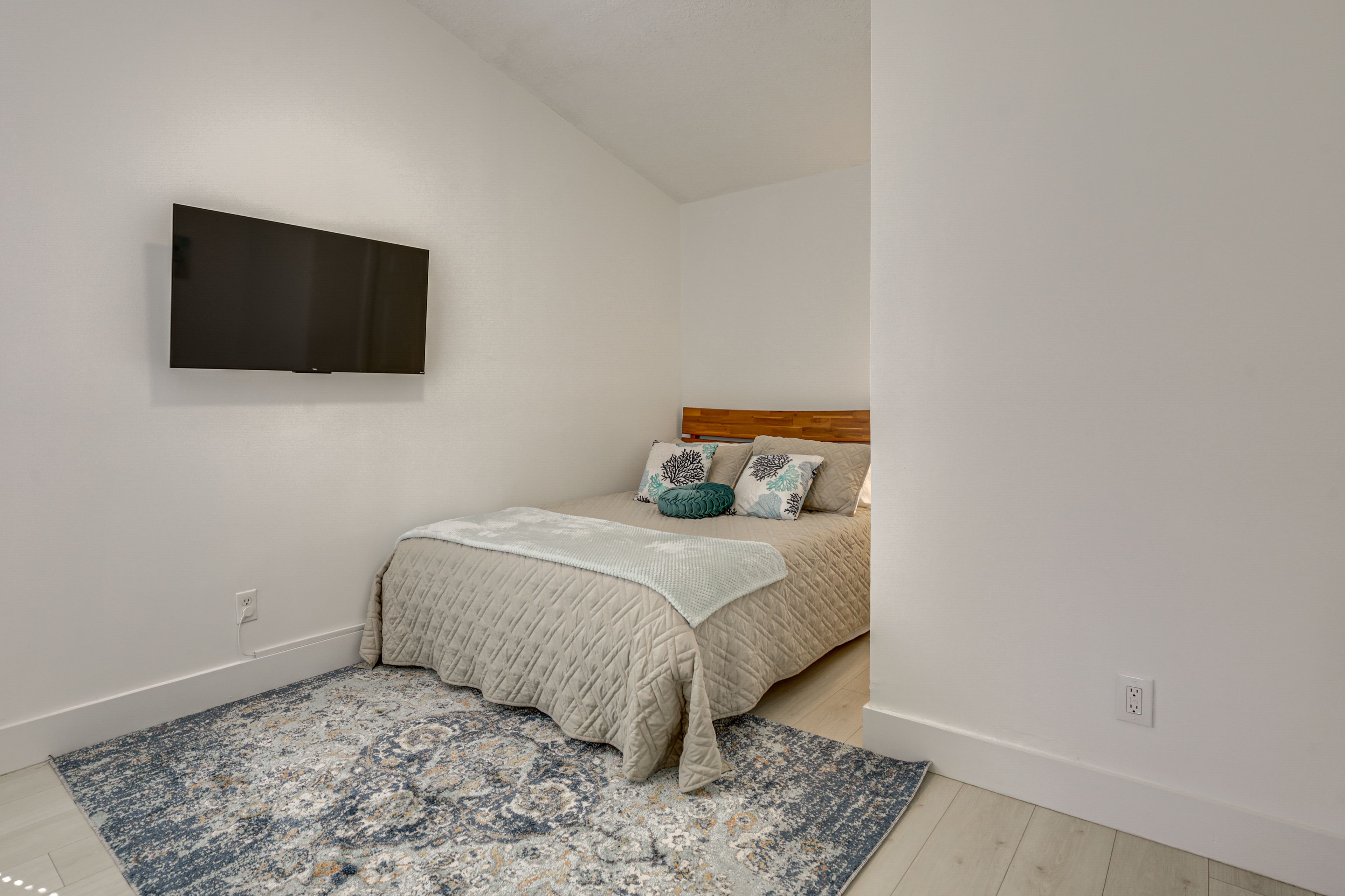 Bedroom 3 | Queen Bed | Smart TV