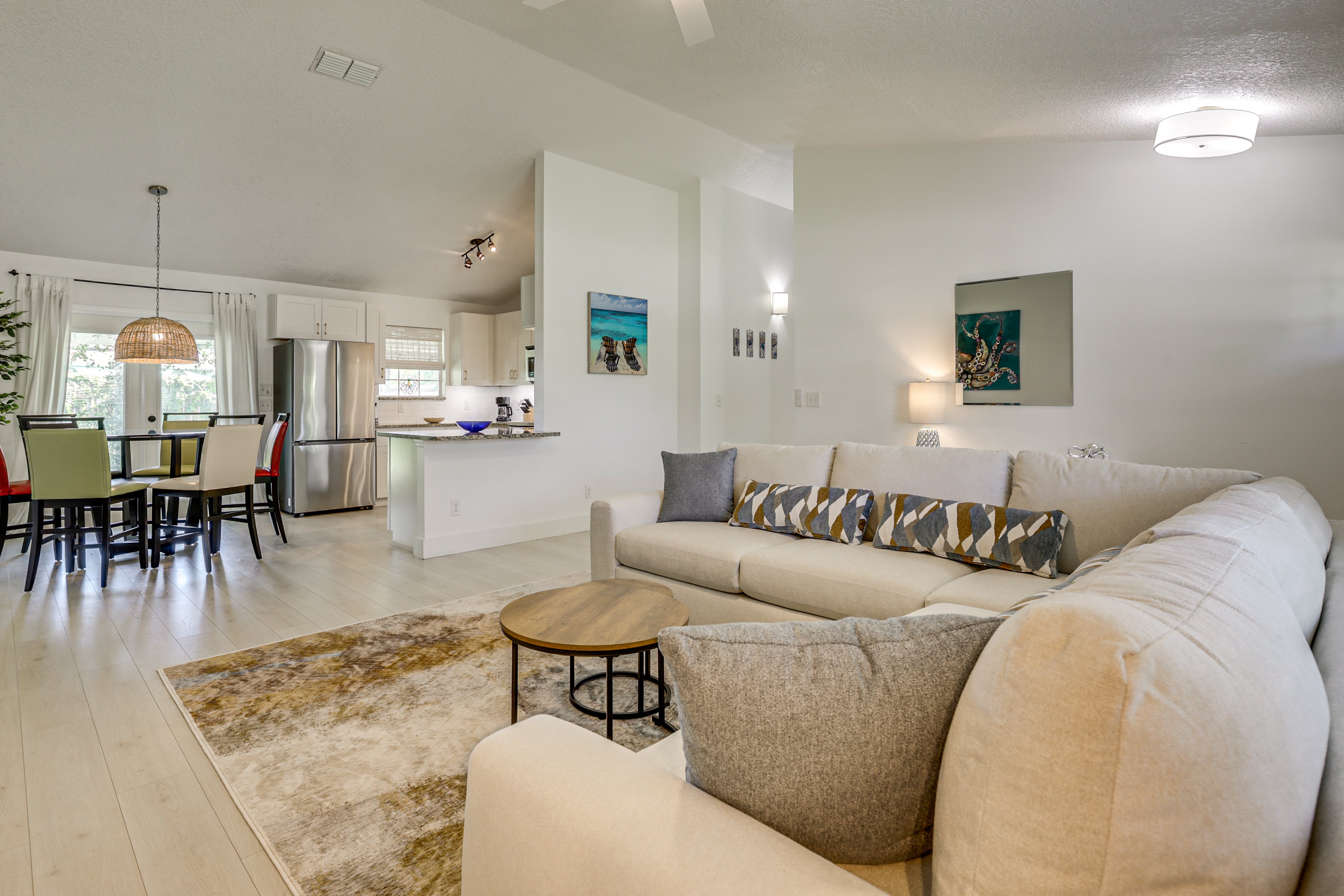 Living Room | Central A/C & Heating | Free WiFi