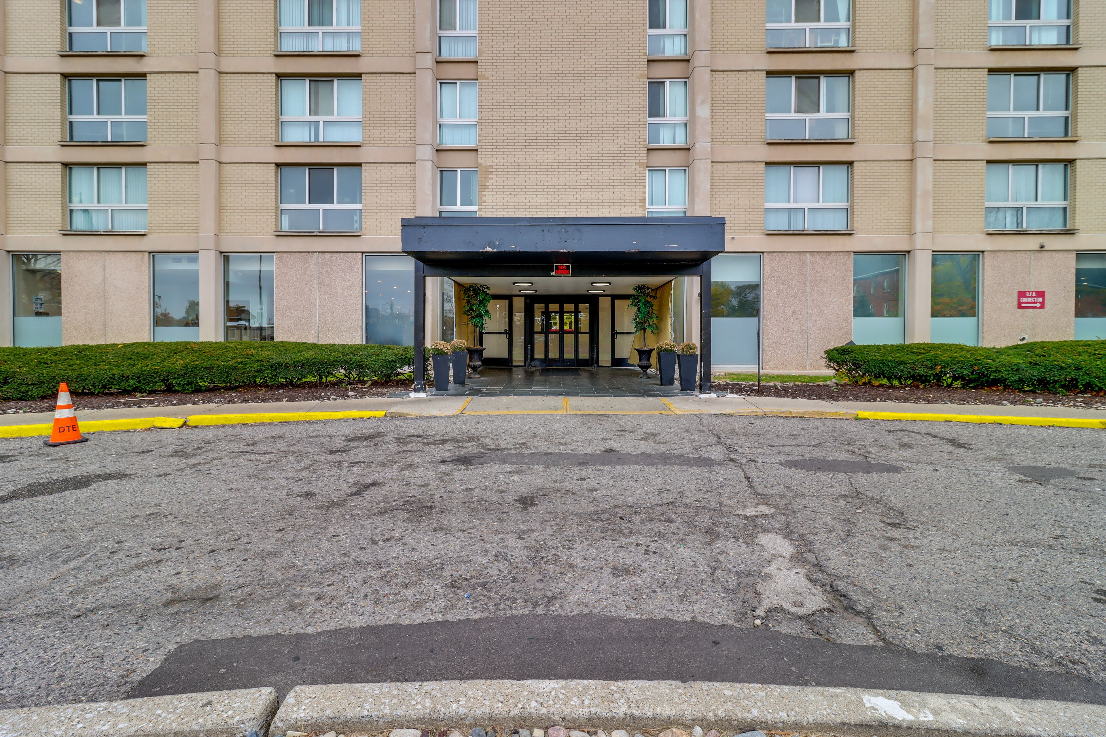 Property Exterior | Open Parking Lot (First-Come, First-Served)