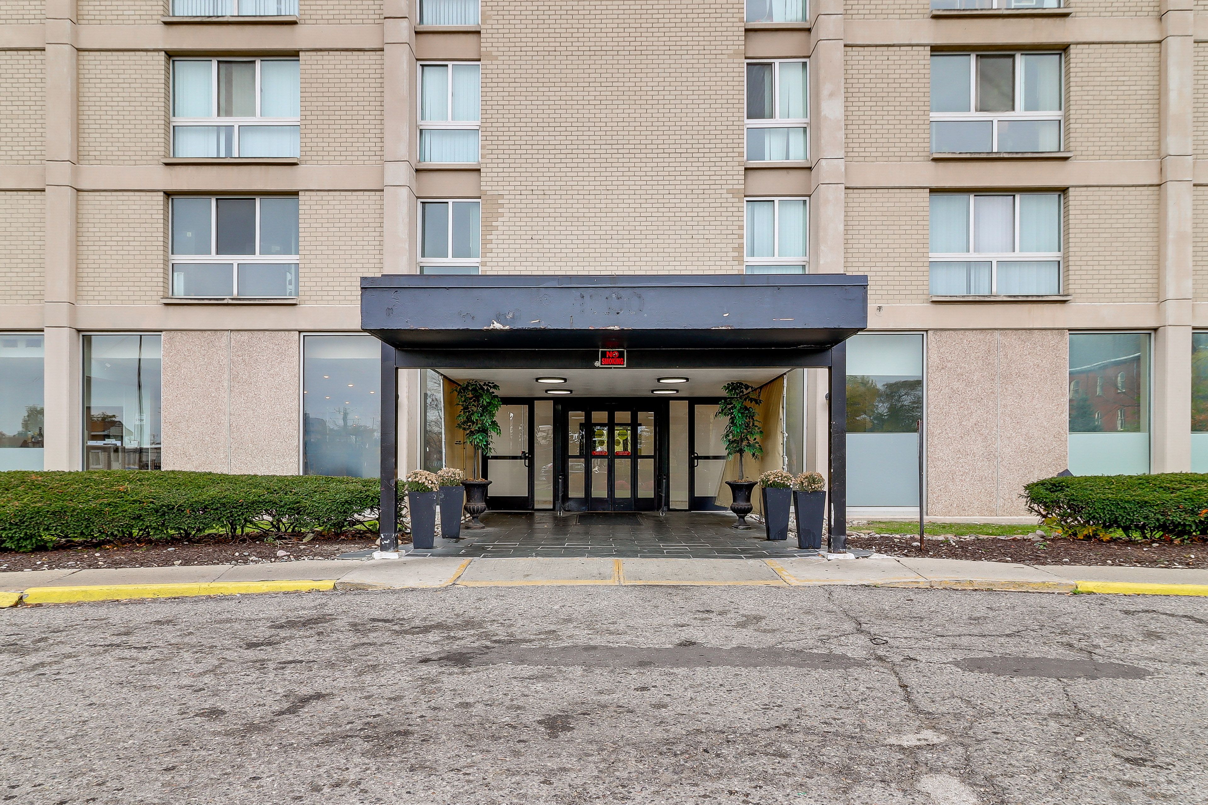 Property Exterior | Open Parking Lot (First-Come, First-Served) | Street Parking