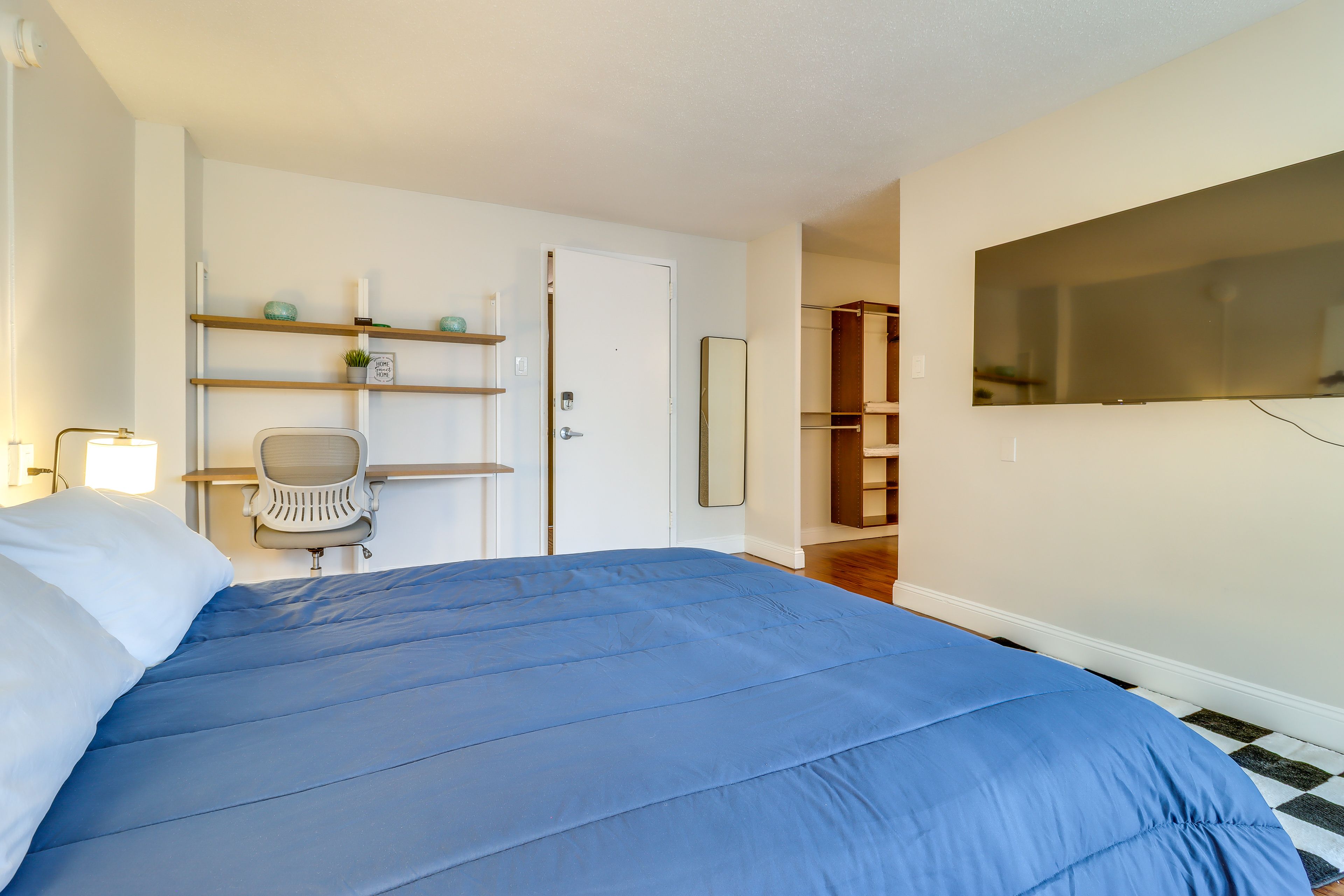 Studio | Queen Bed | Smart TV | Free WiFi