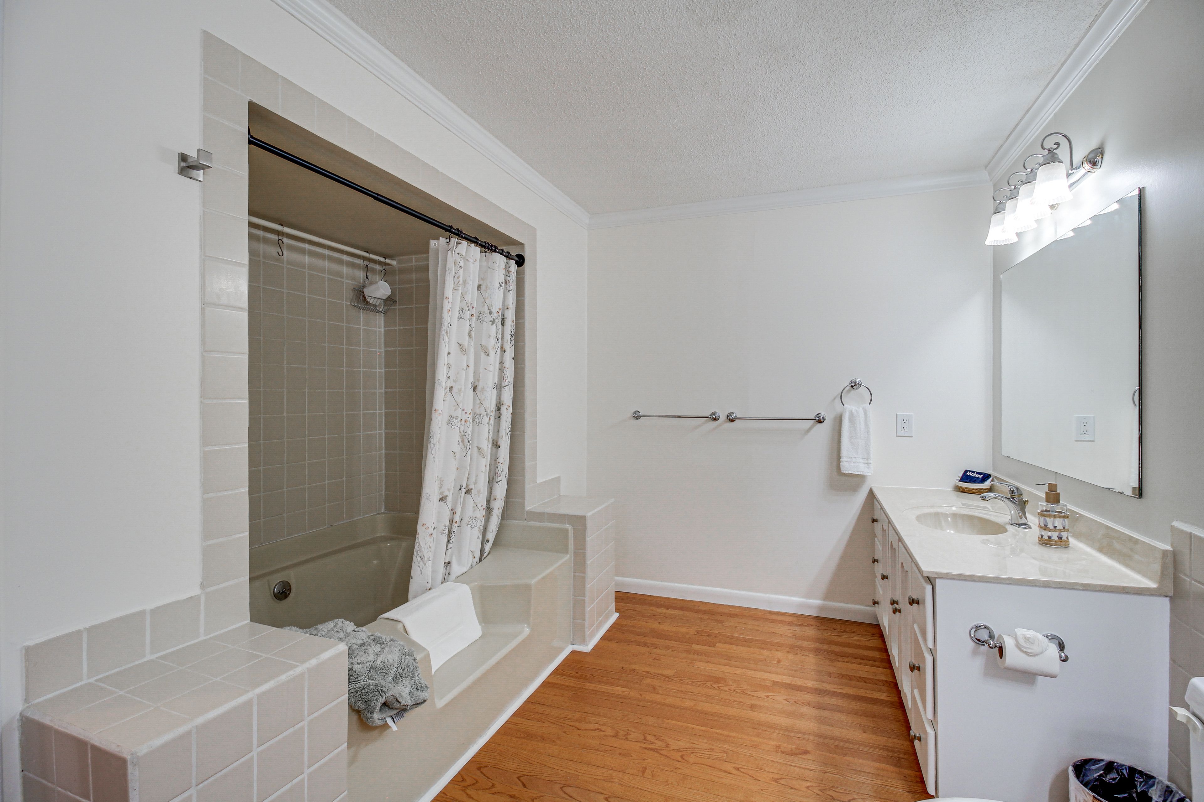 Full Bathroom | Dual Vanities