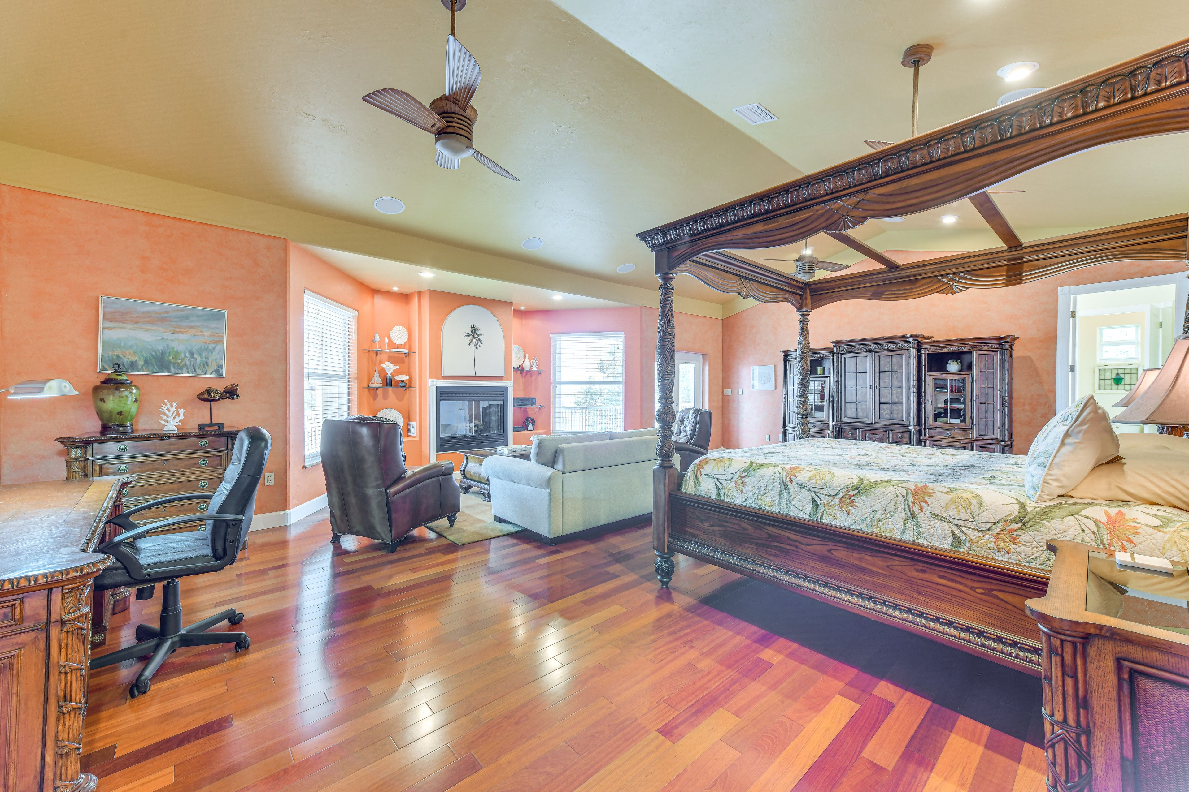 Bedroom 1 | King Bed | Workspace | 2nd Floor