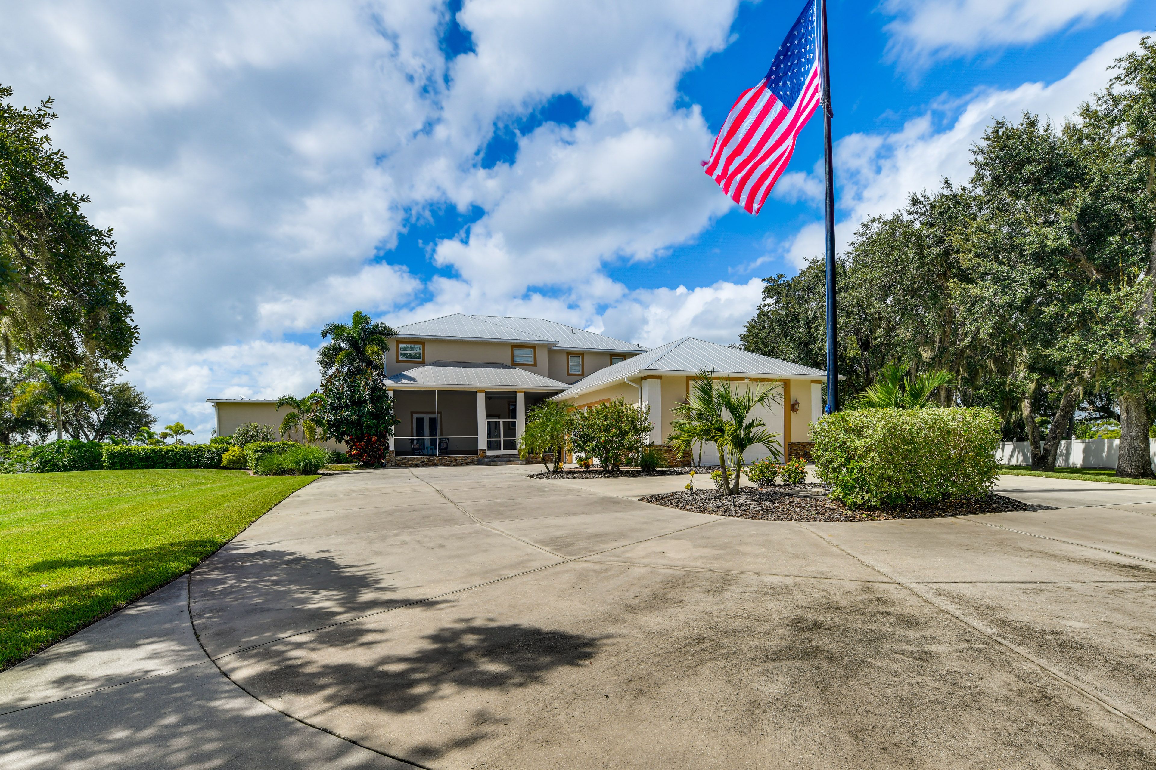 Parking | Driveway (9 Vehicles)