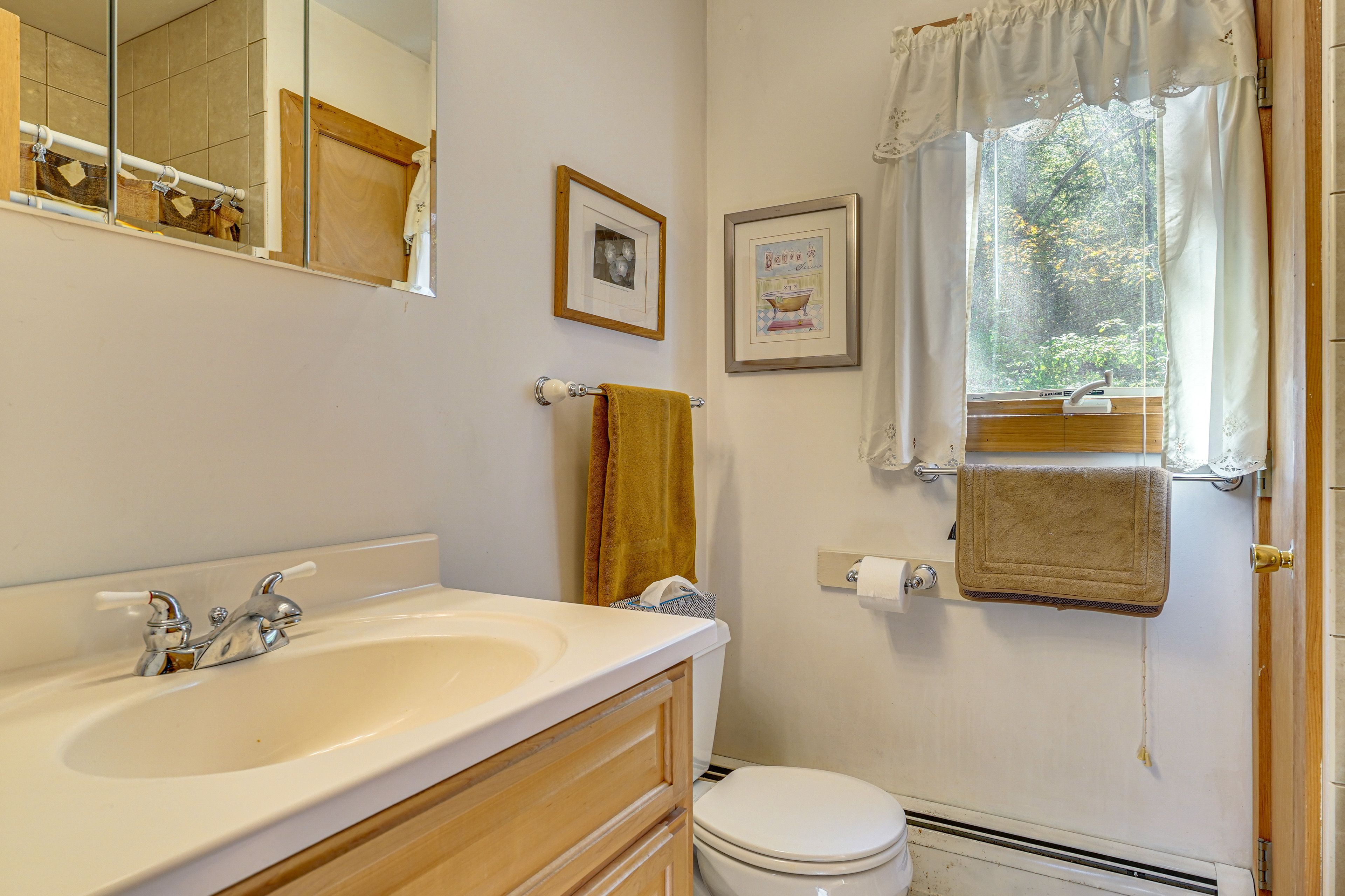 Full Bathroom | 2nd Floor