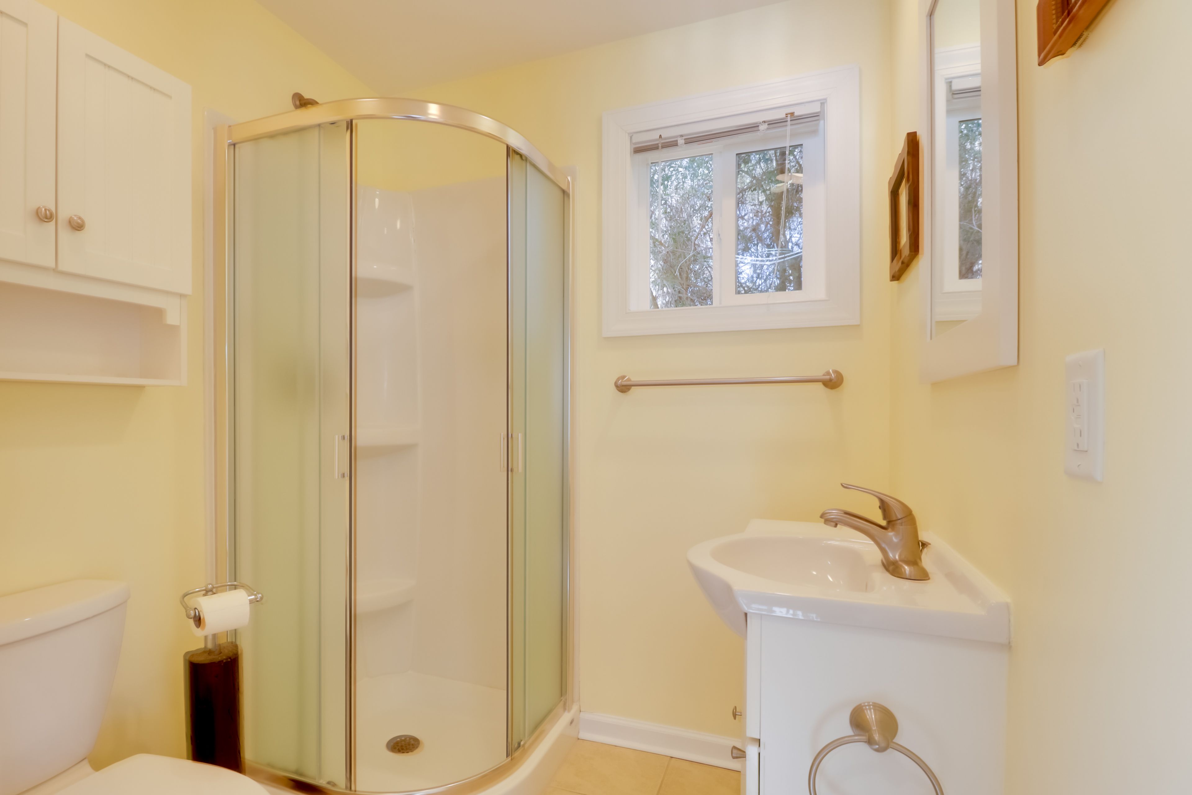 Studio | Full Bathroom | 1st Floor