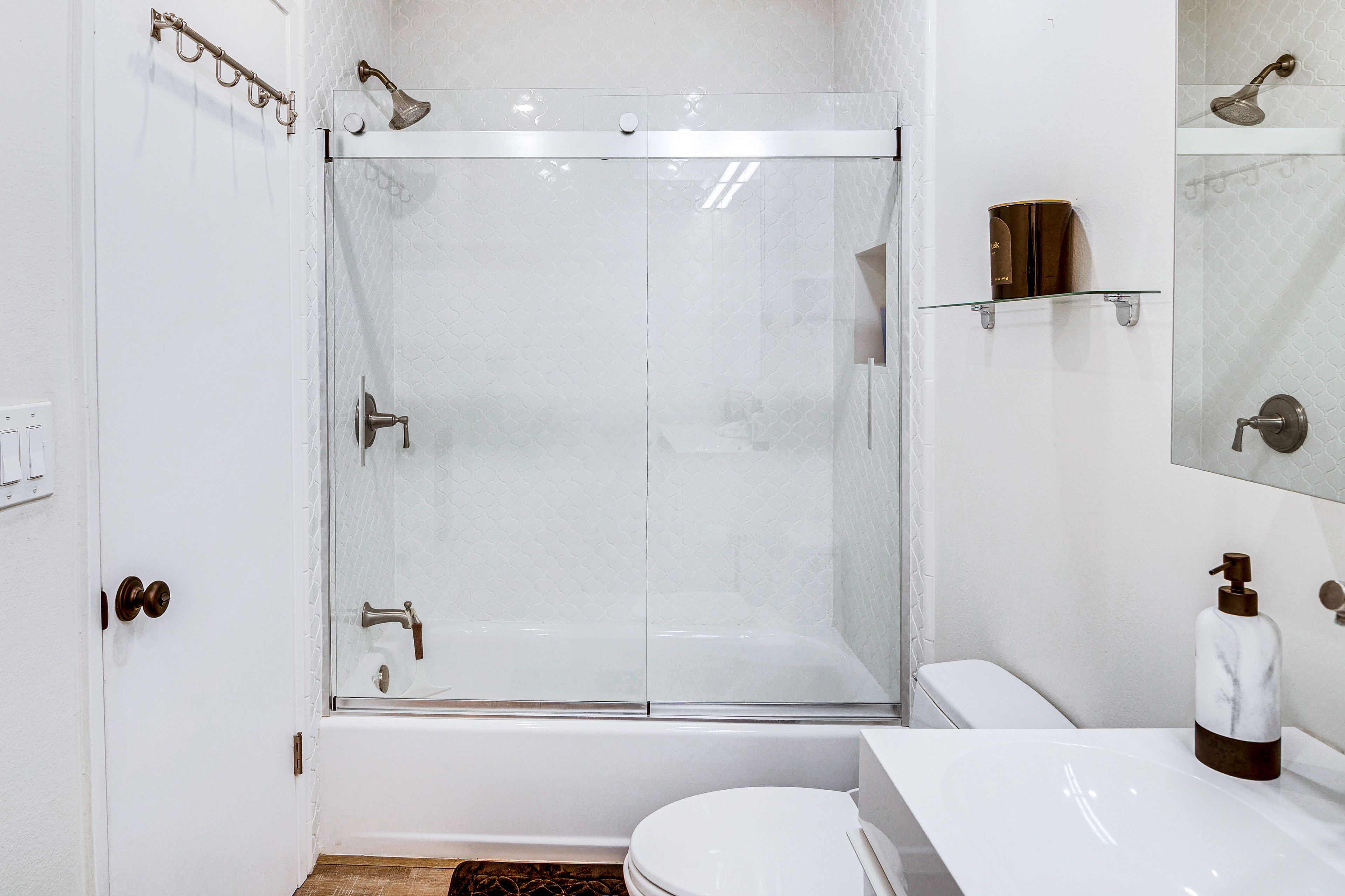 Full Bathroom | Towels Provided