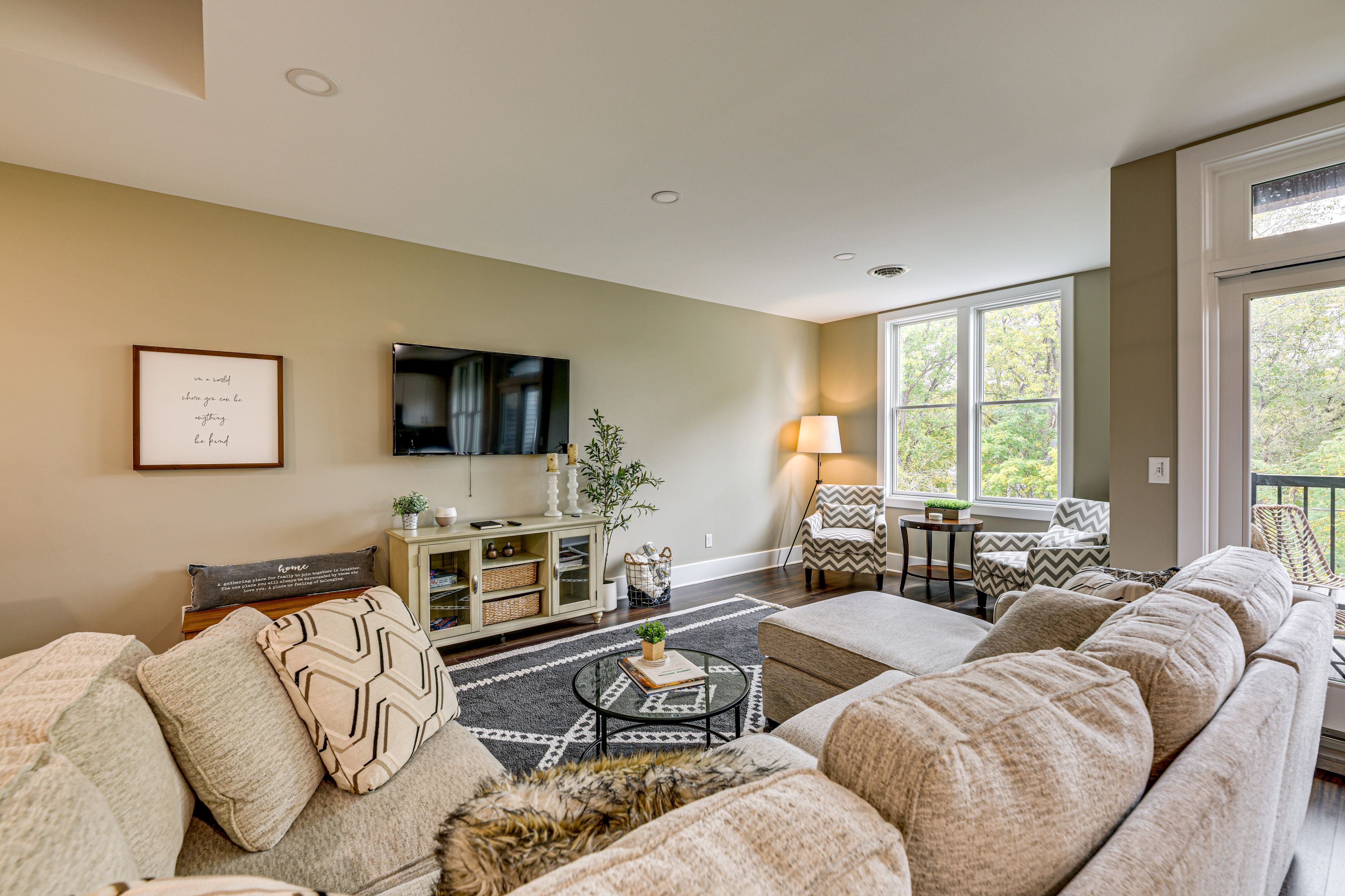 Living Room | Free WiFi | Smart TV