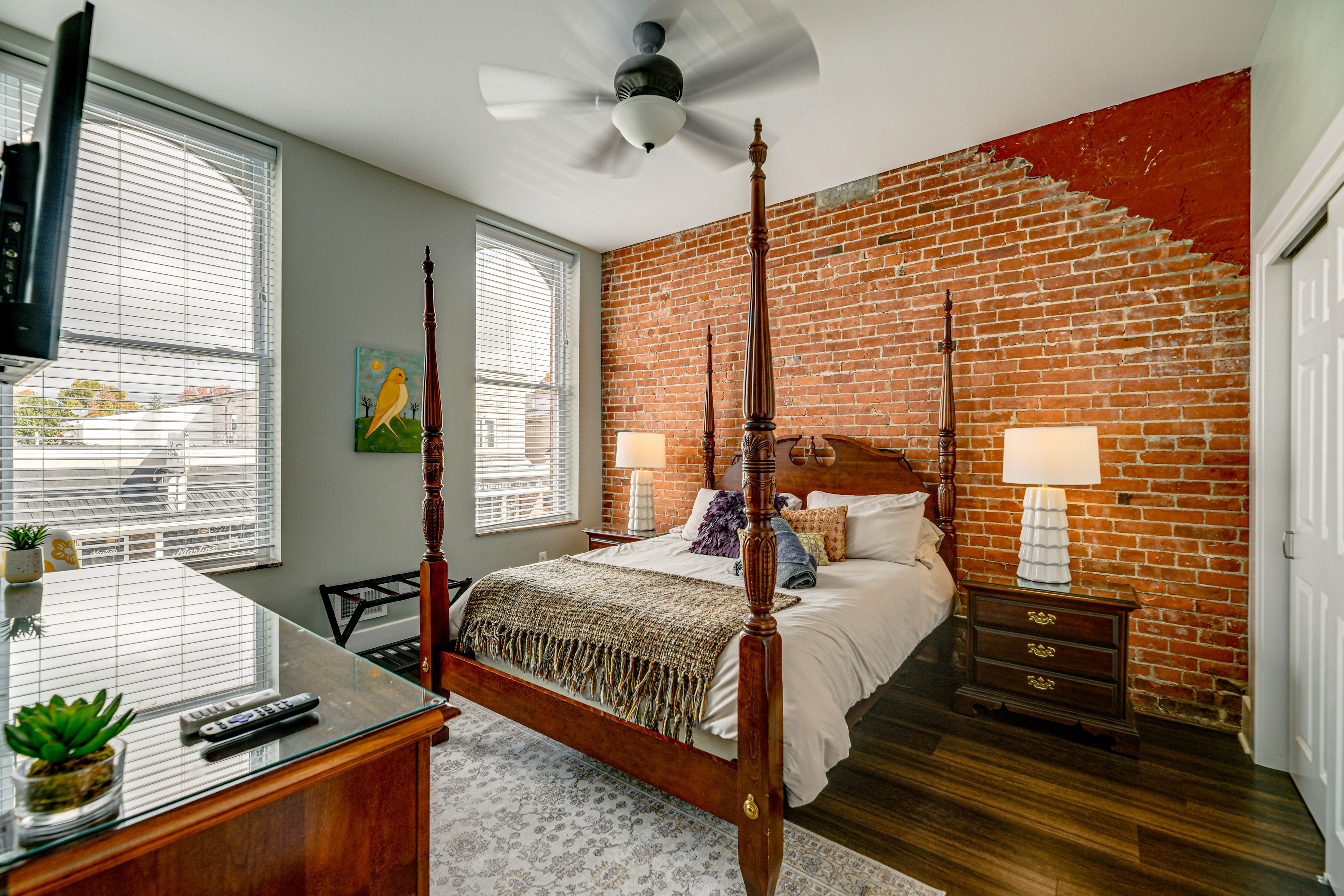 Bedroom 1 | Queen Bed | En-Suite Bathroom