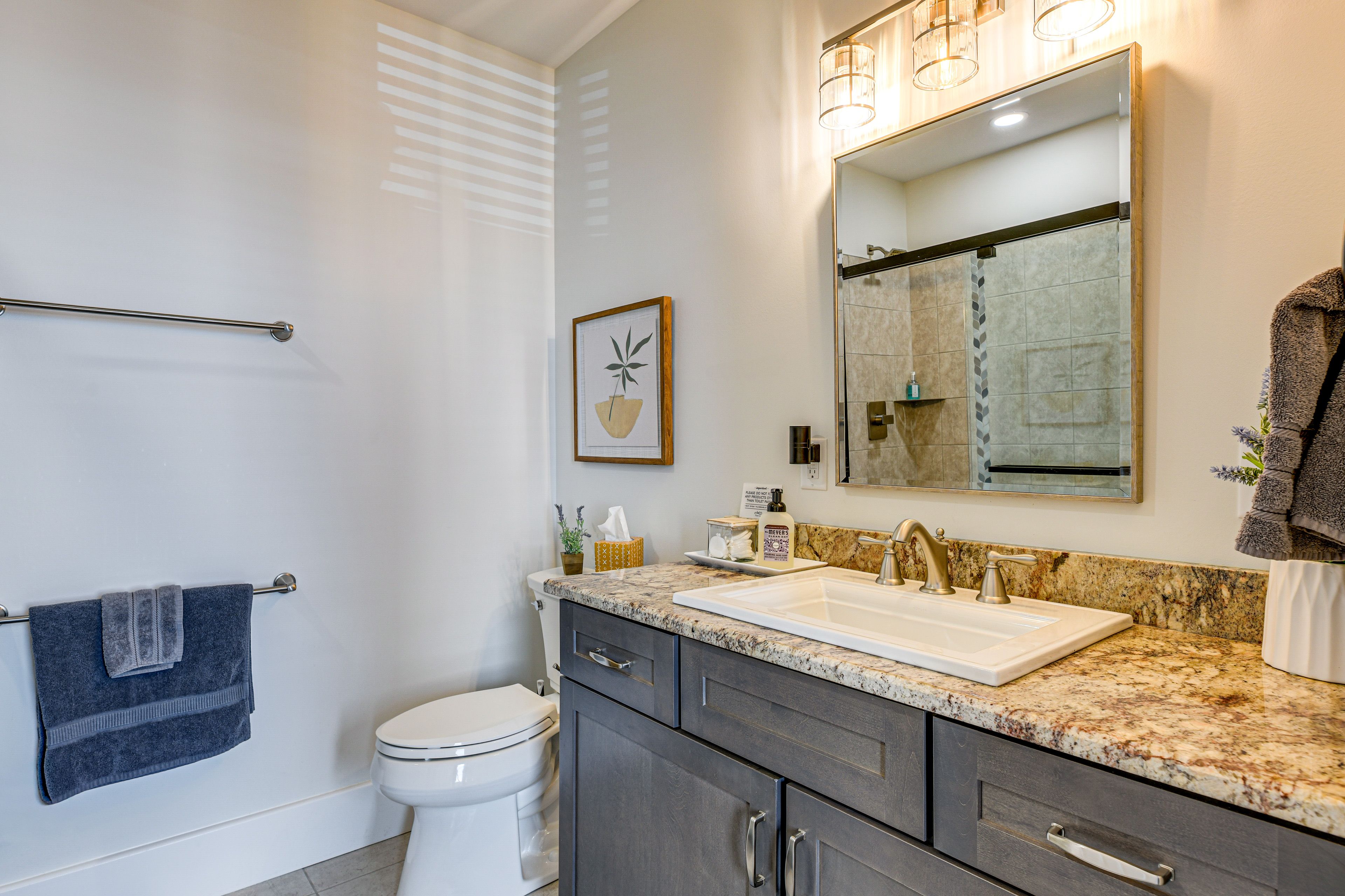 Full Bathroom | Towels Provided