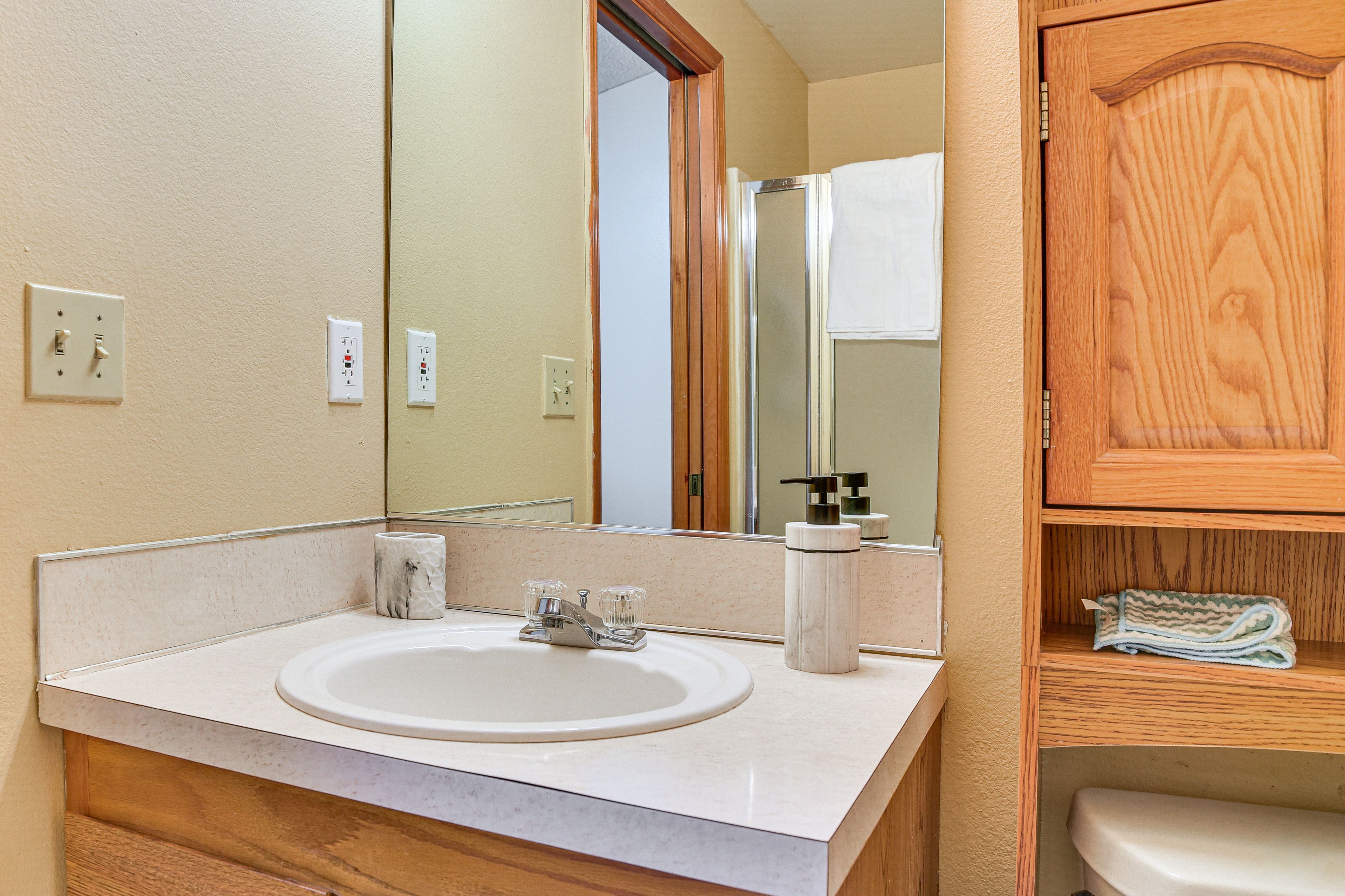 Full Bathroom | Complimentary Toiletries