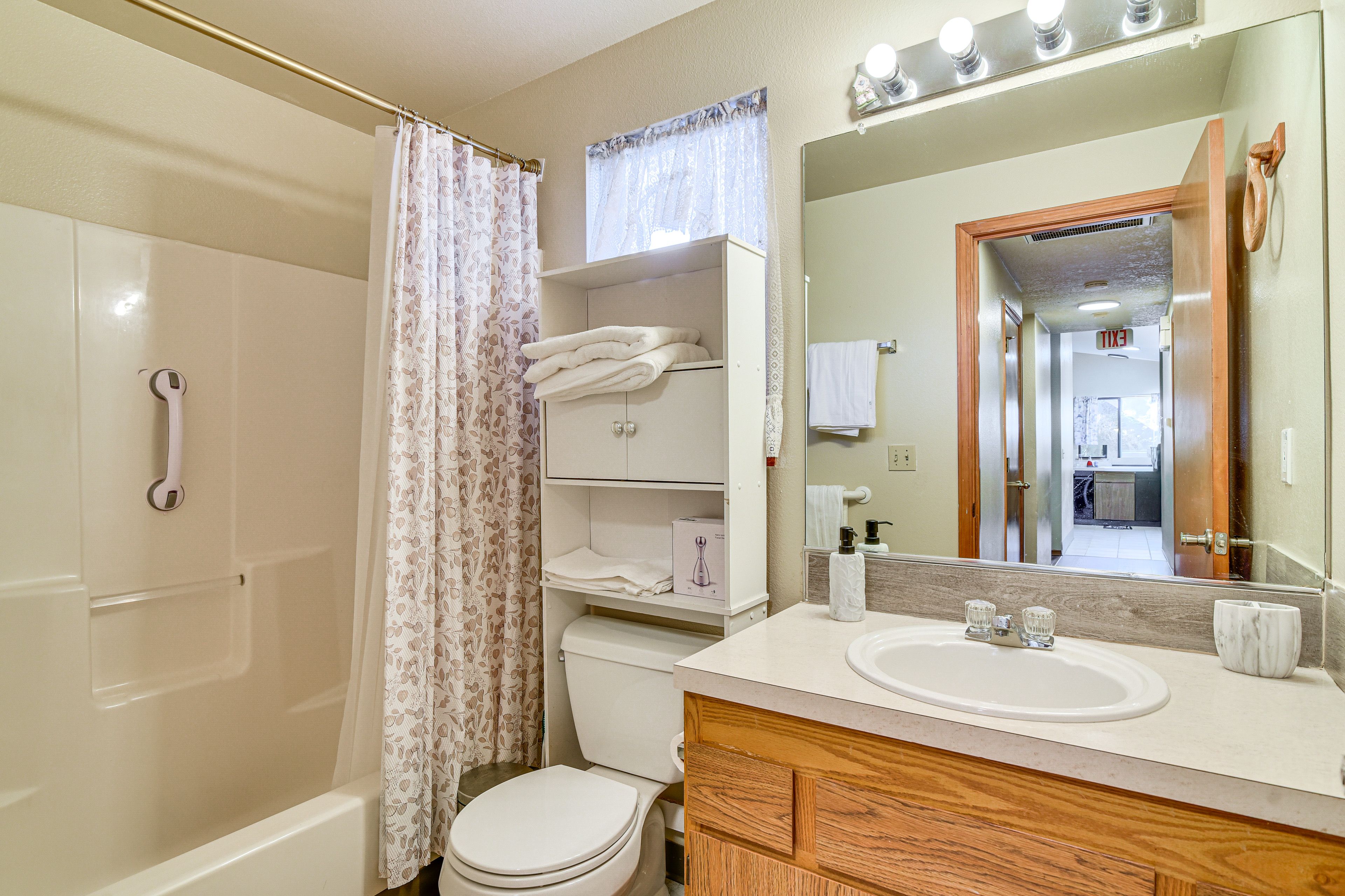 En-Suite Bathroom | Towels Provided