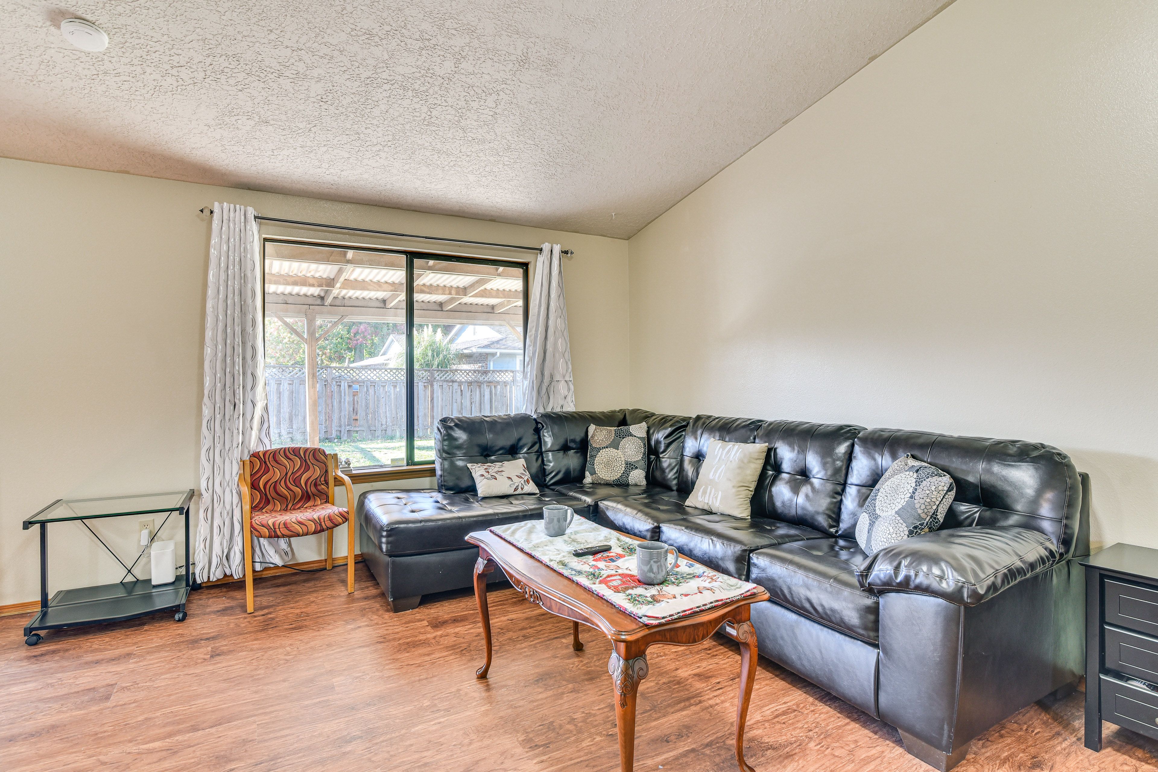Living Room | Smart TV | Free WiFi | Central Heating & A/C