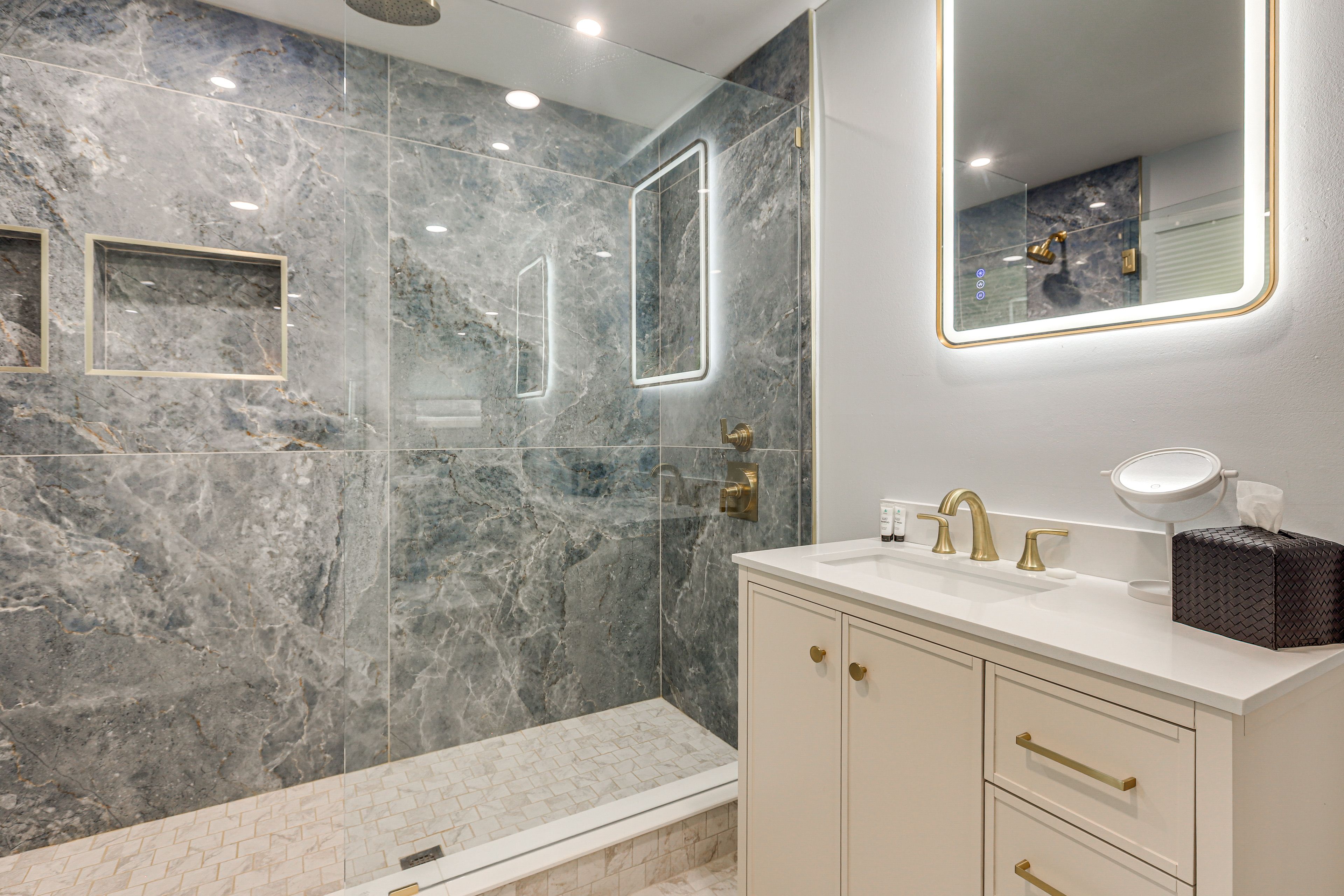 Full Bathroom | 1st Floor