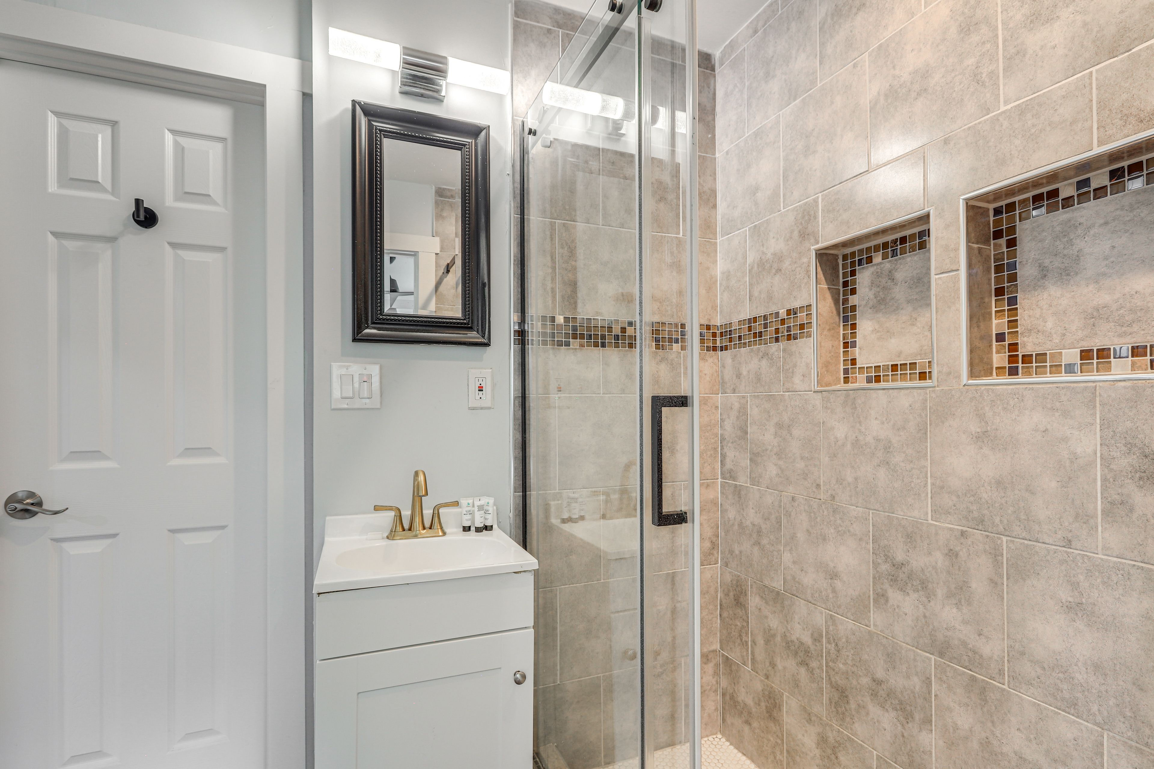 Full Bathroom | 1st Floor