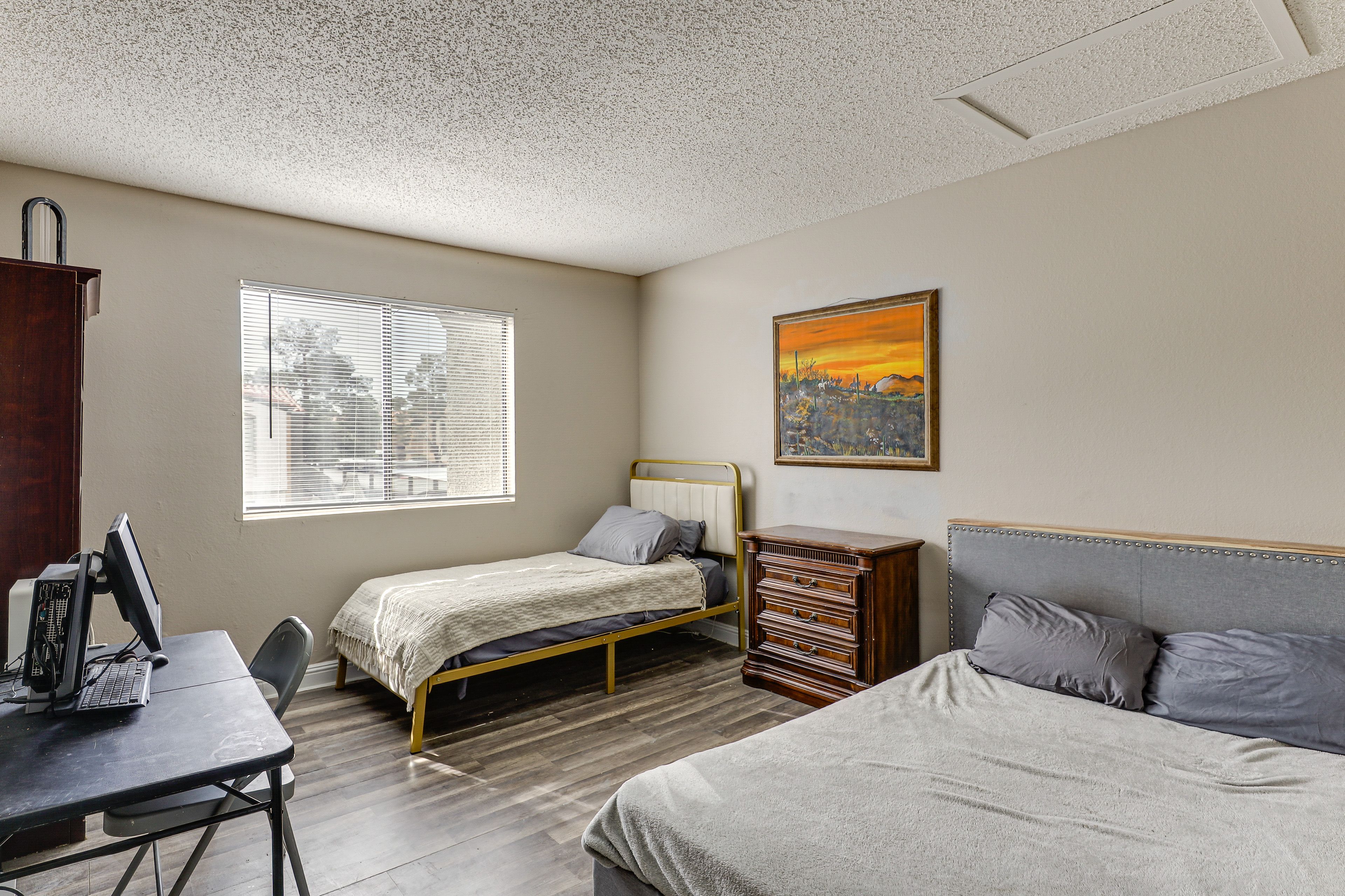 Bedroom | Queen Bed | Twin Bed