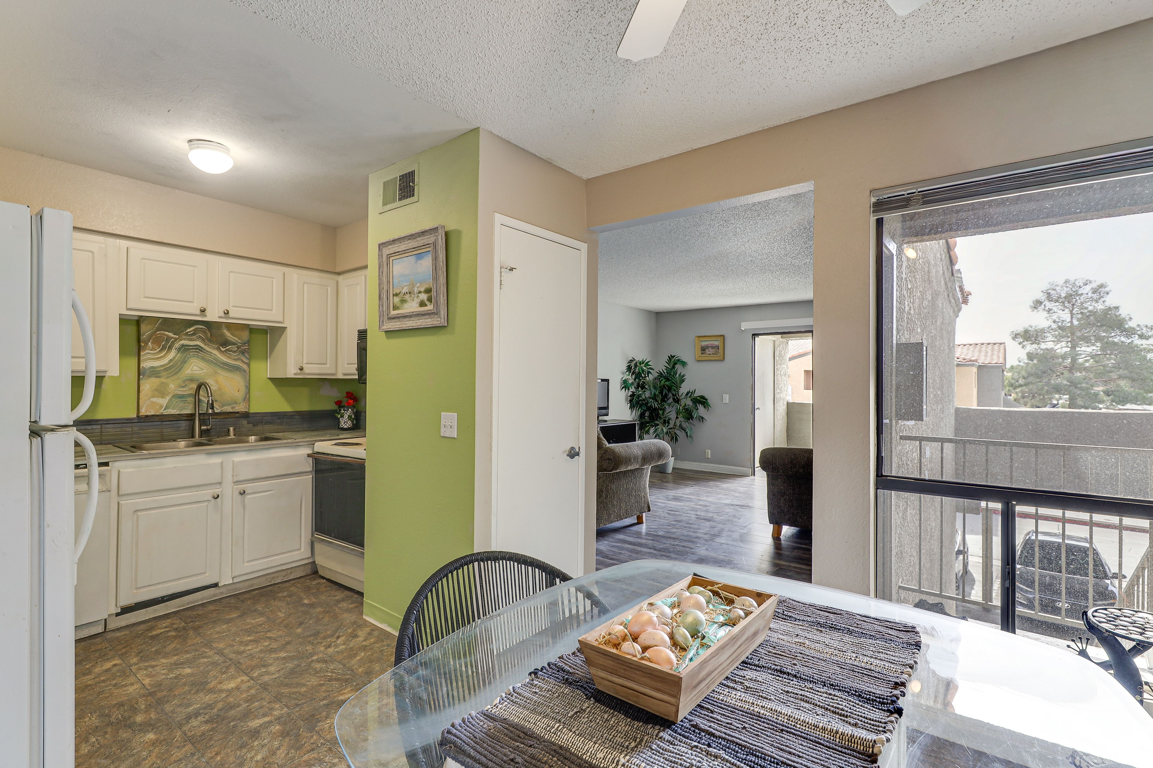 Kitchen & Dining Area