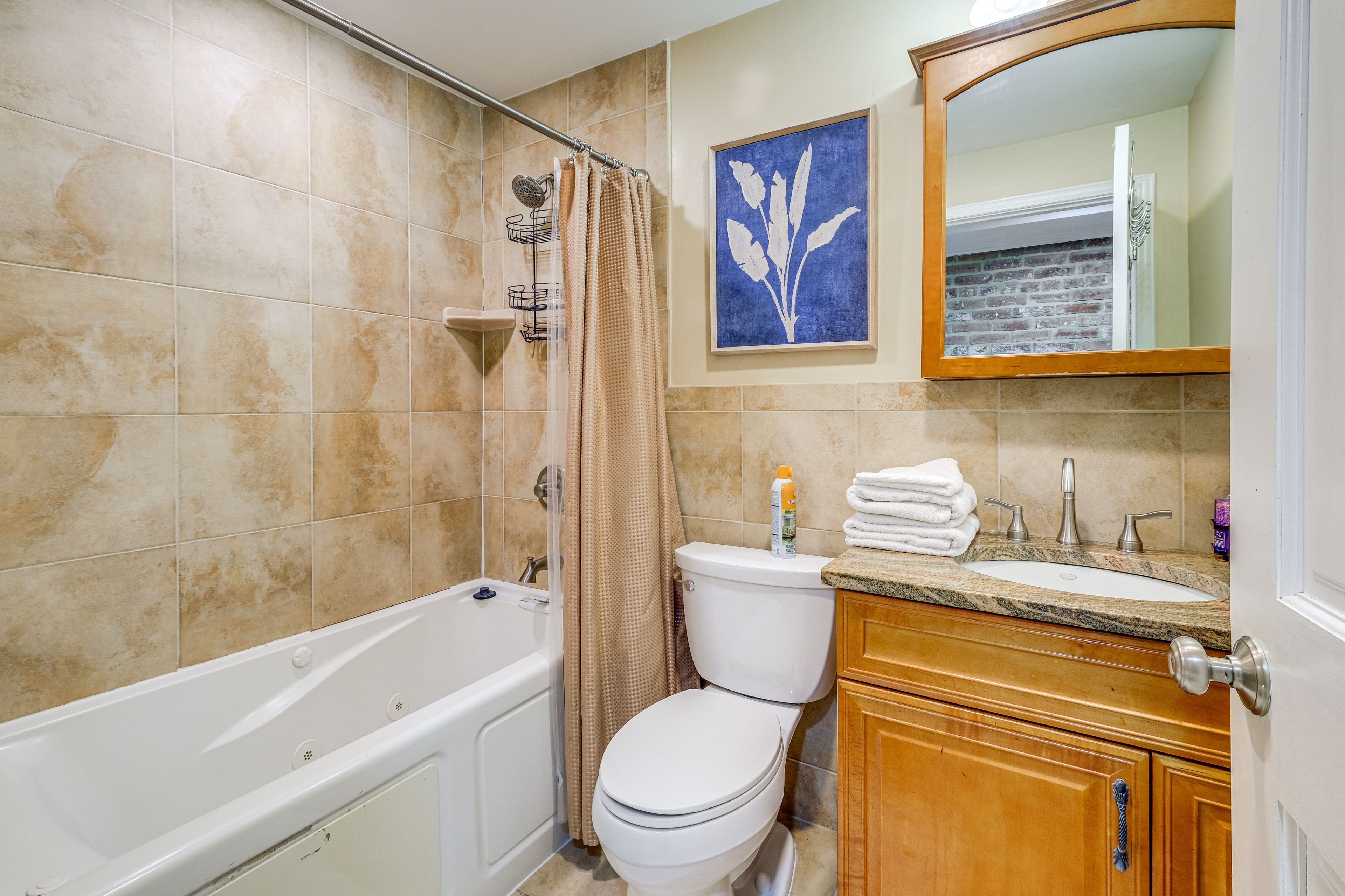 Full Bathroom | Towels Provided | Complimentary Toiletries
