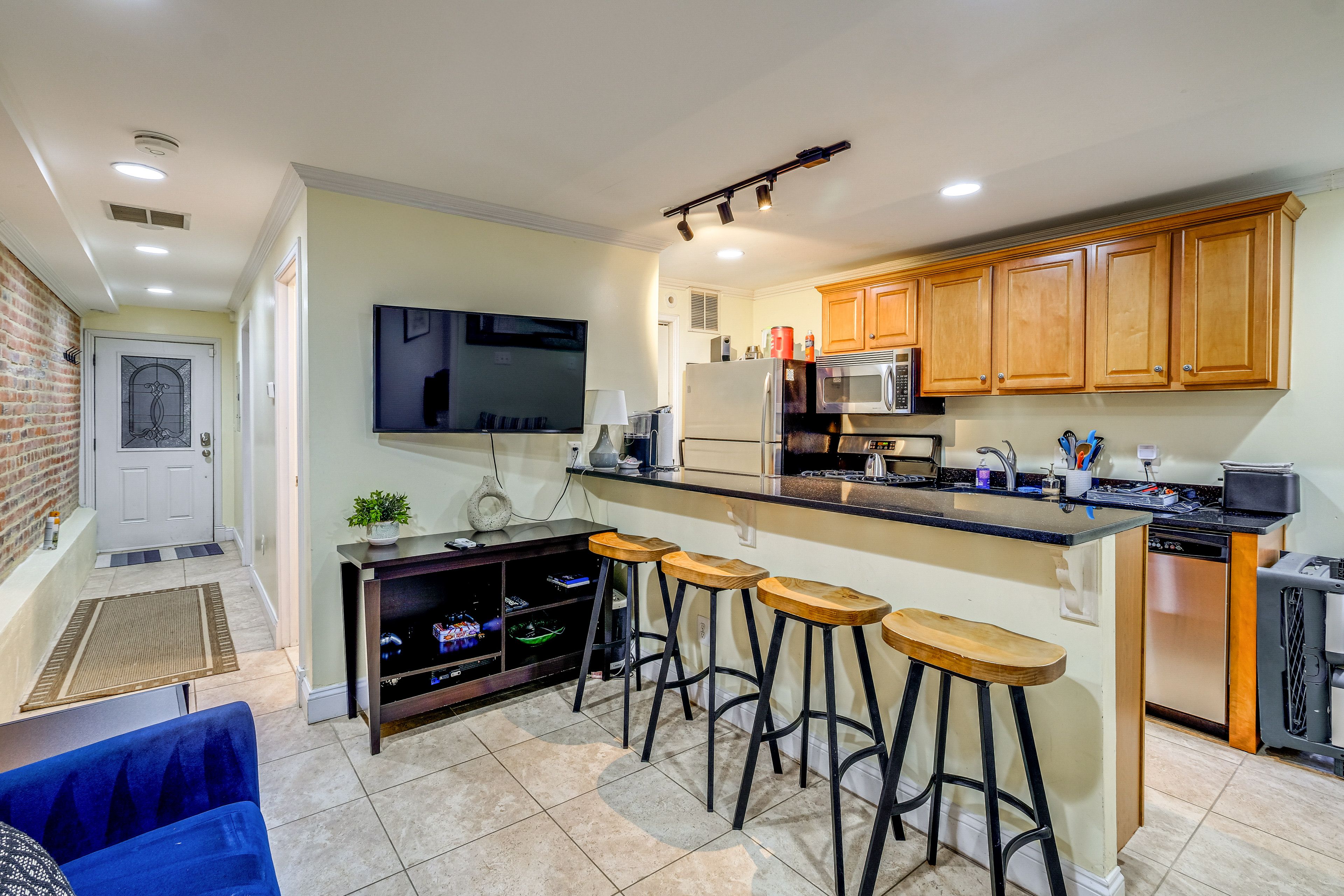 Dining Island | Dishware/Flatware