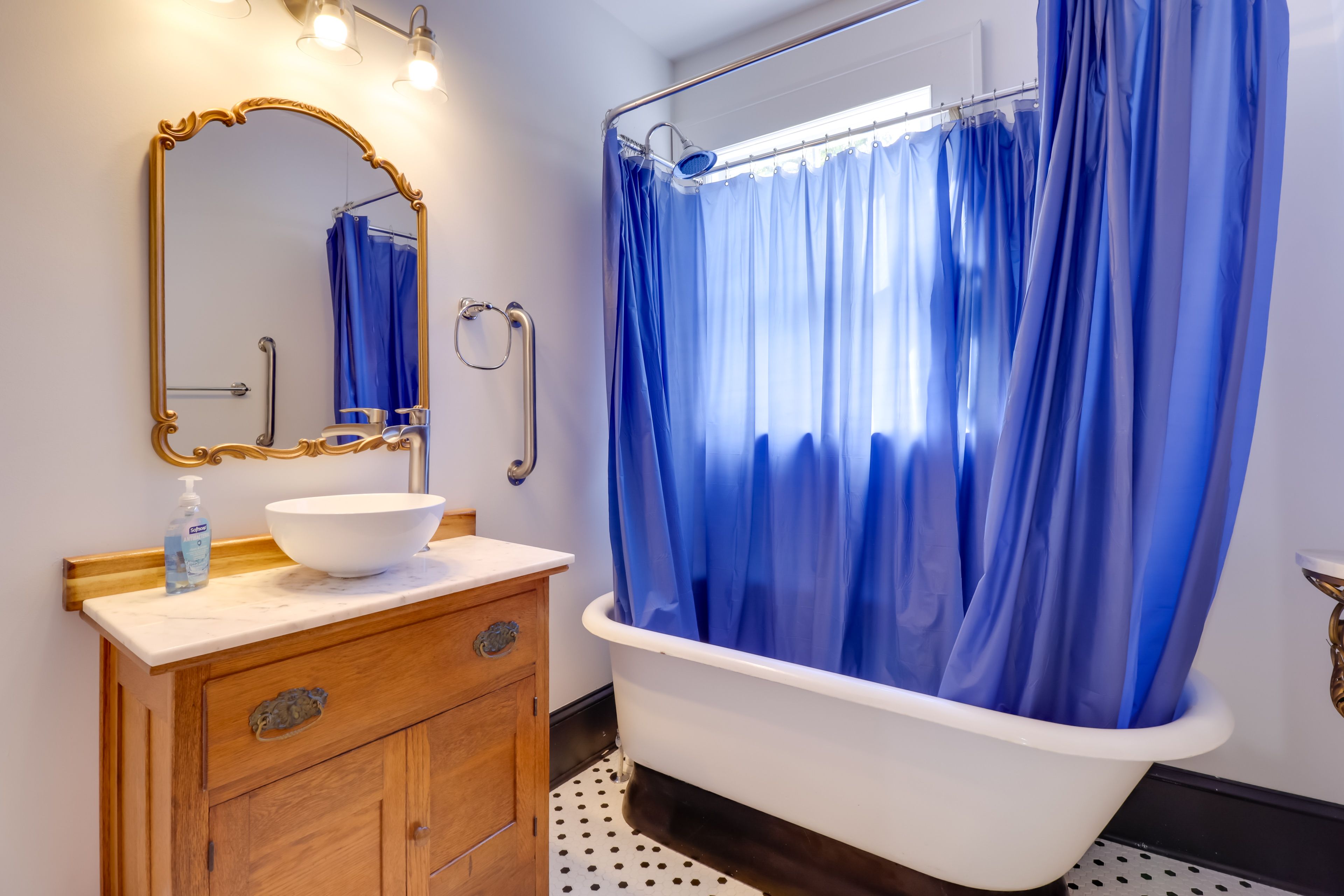 Full Bathroom | 2nd Floor