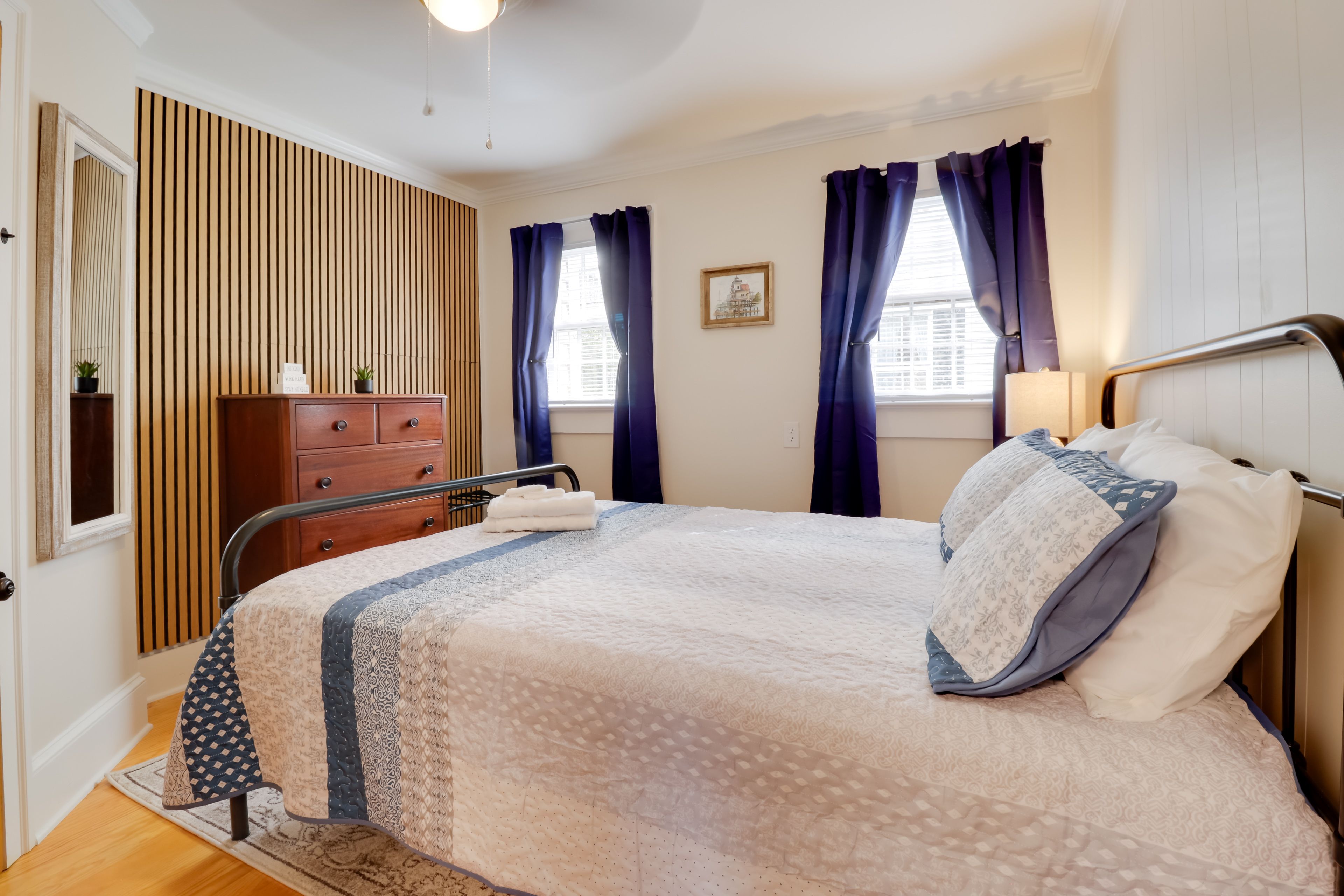 Bedroom 1 | Queen Bed