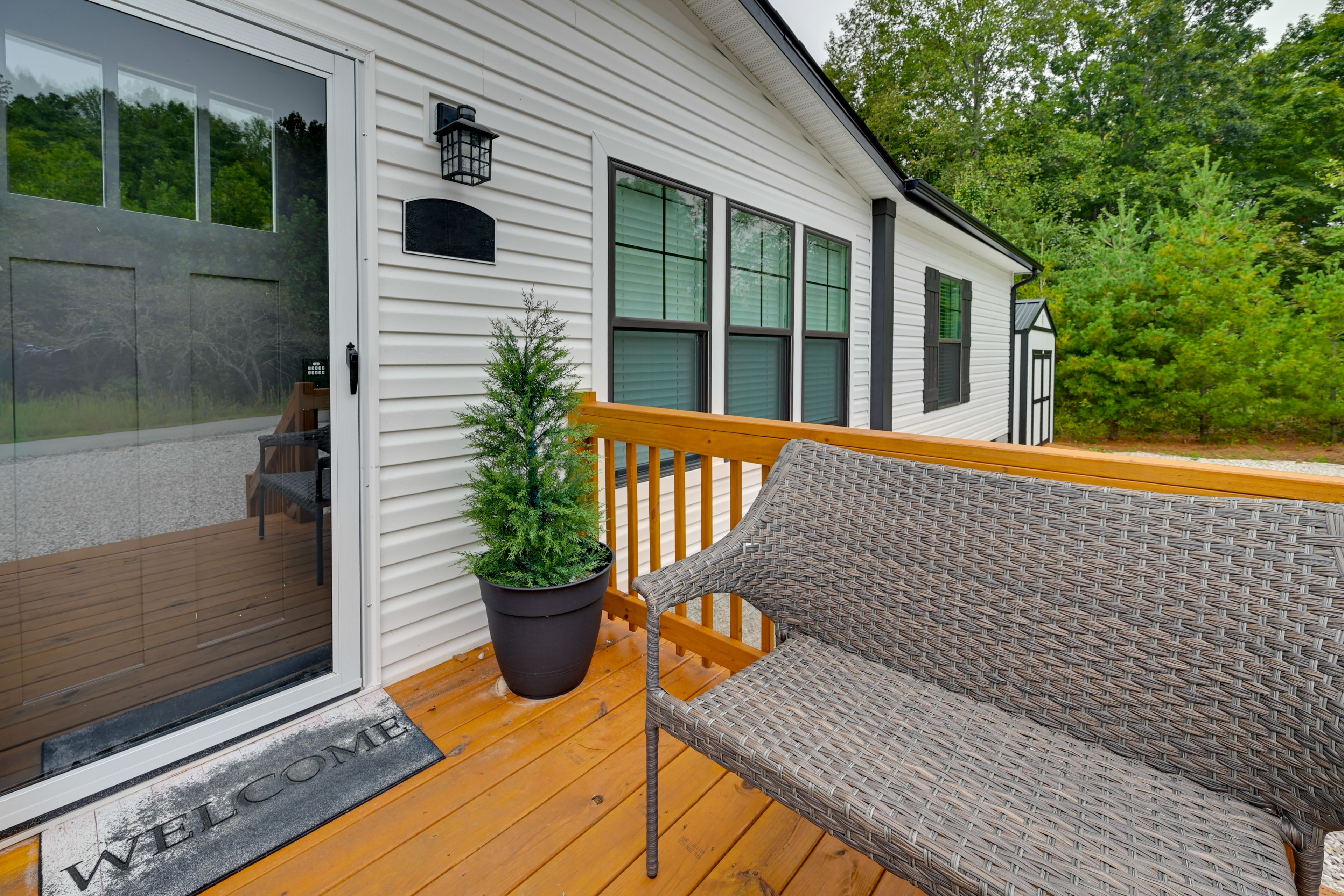 Front Porch w/ Seating