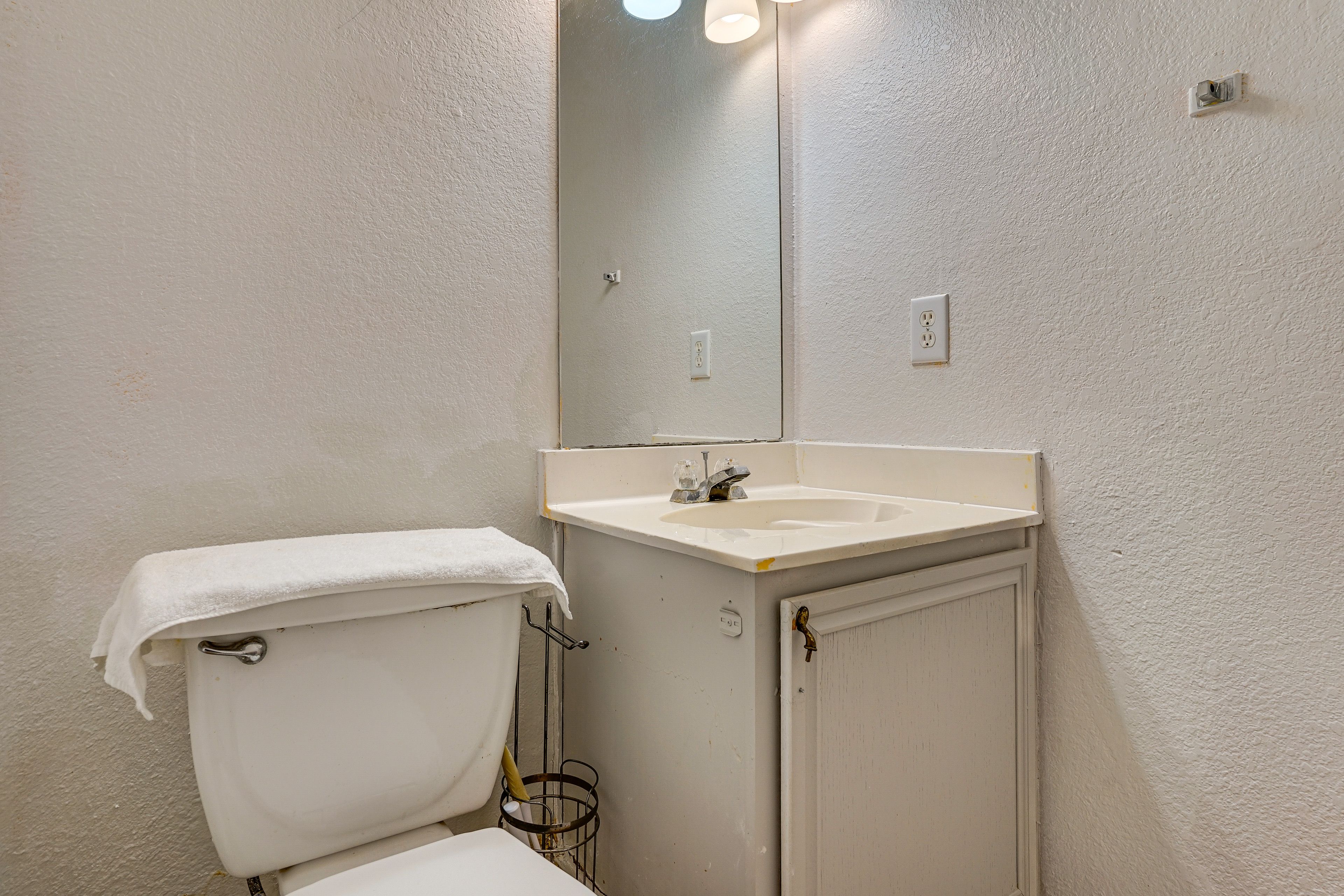 Half Bathroom | 1st Floor