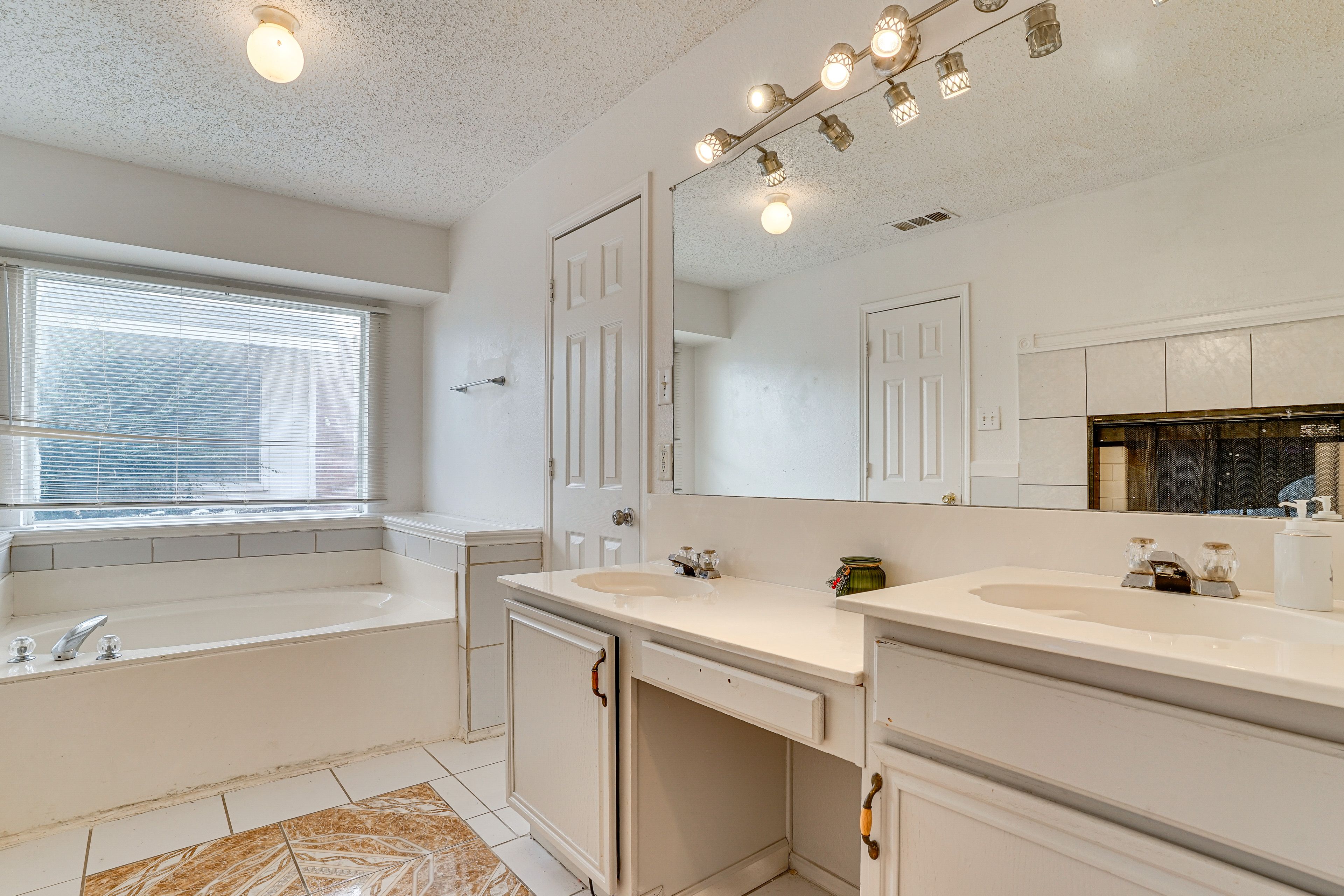 En-Suite Bathroom | 1st Floor | Towels Provided