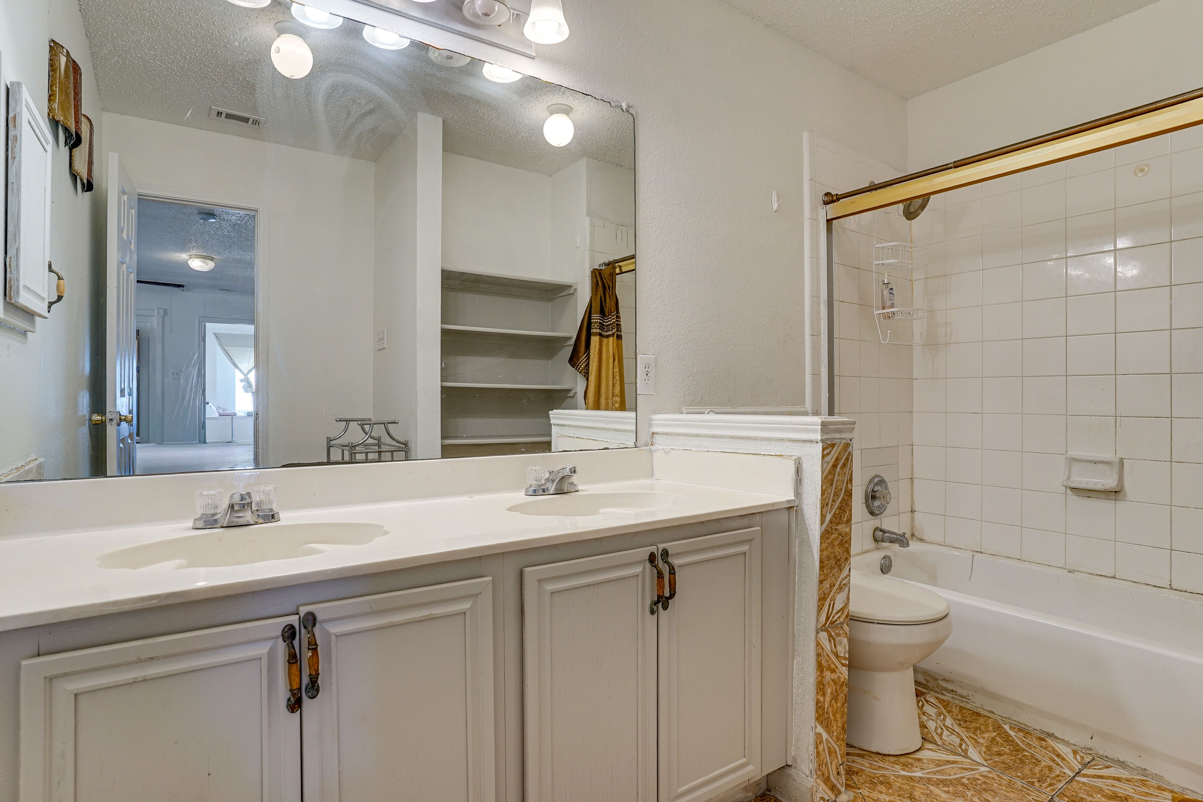 Full Bathroom | 2nd Floor