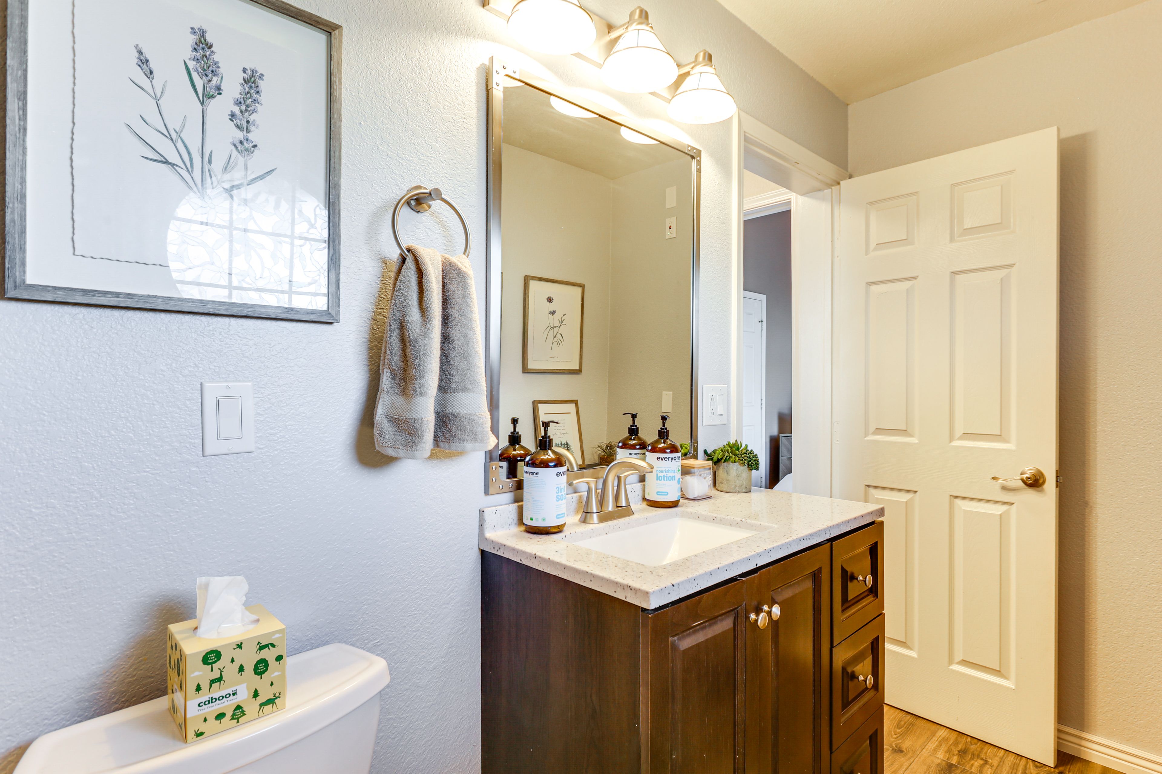 Full Bathroom | Towels Provided