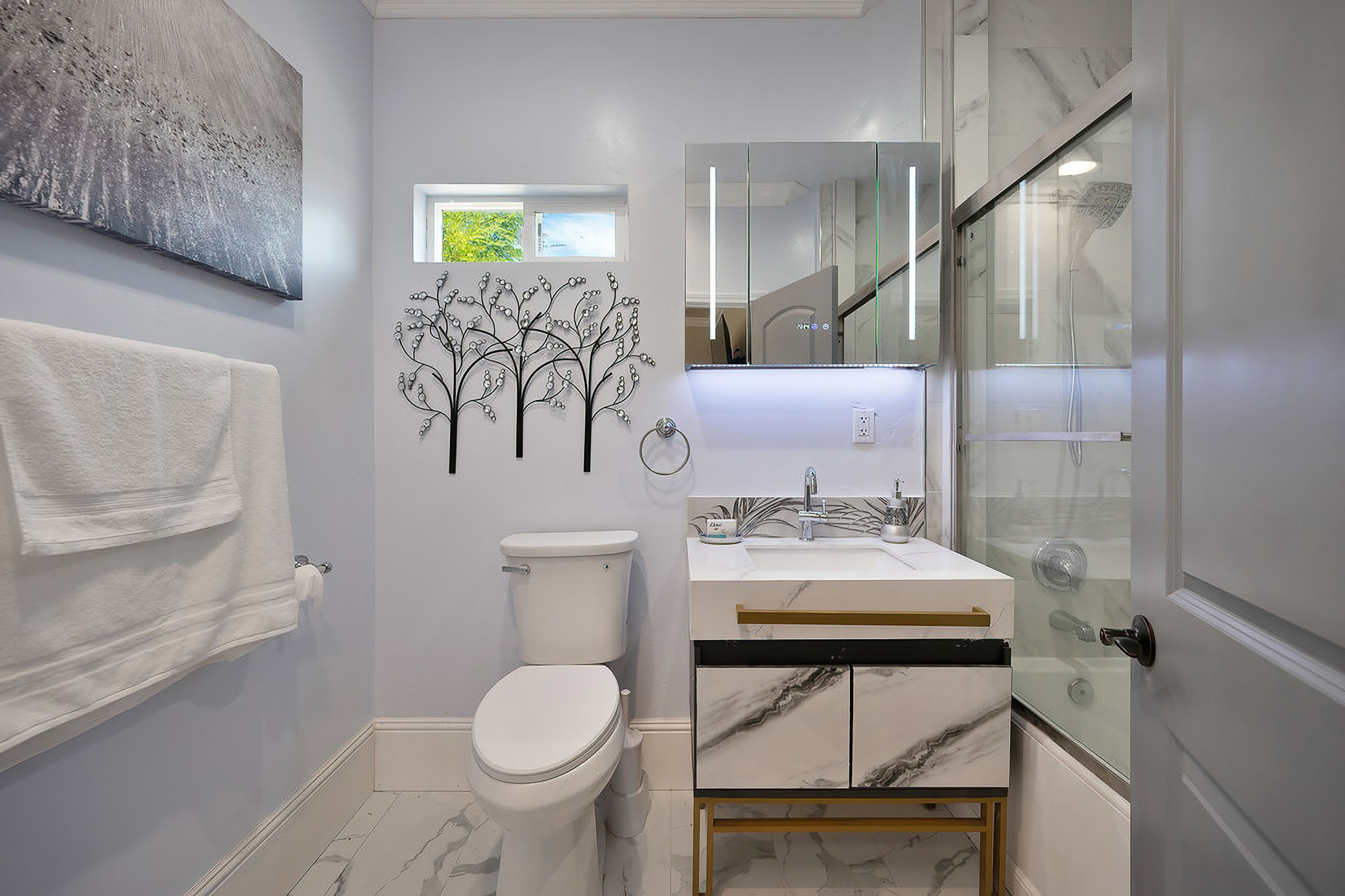 En-Suite Bathroom | Jetted Tub | Towels Provided