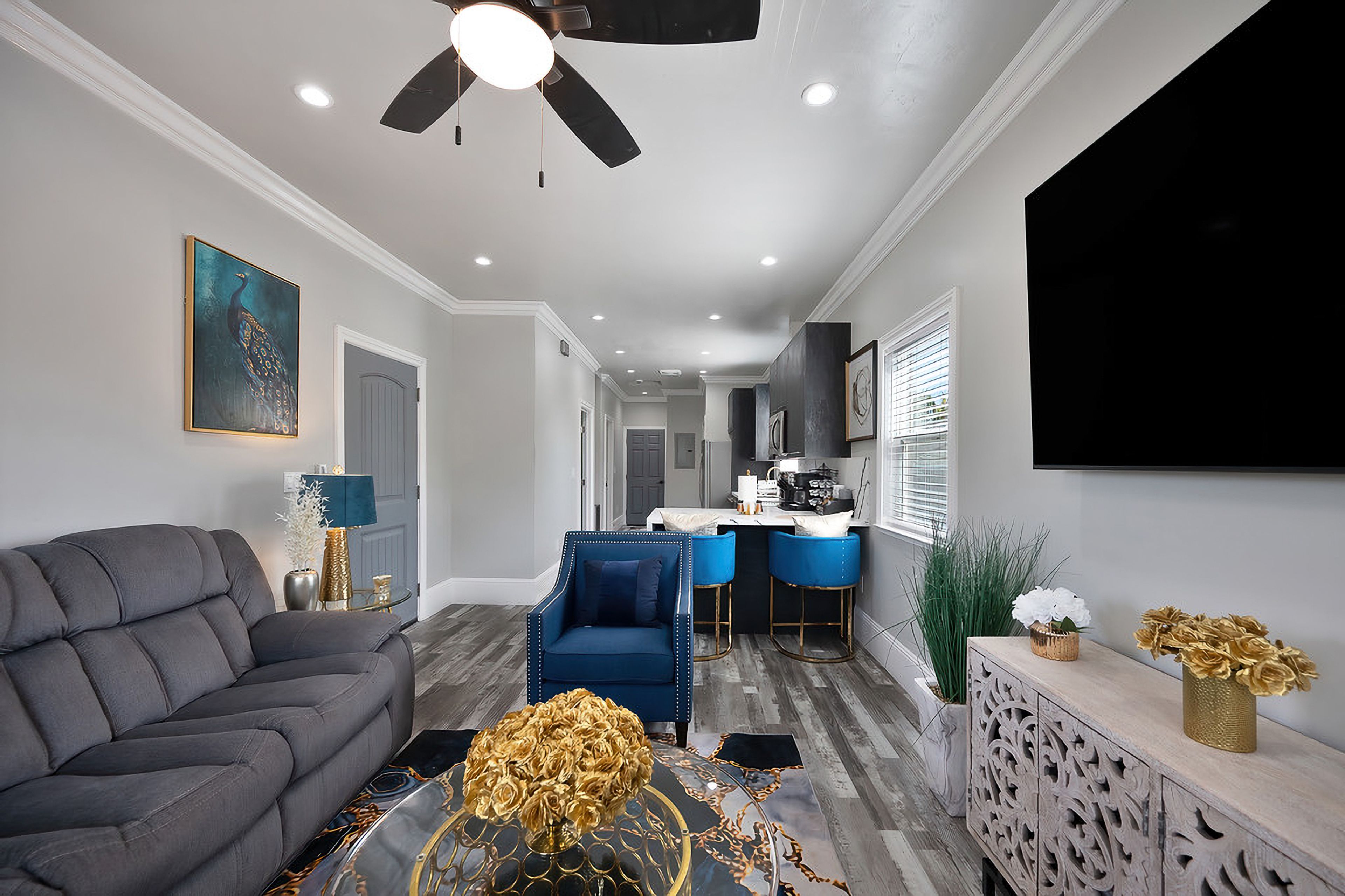 Living Room | Queen Sleeper Sofa | Free WiFi | Mini-Split A/C & Heat | Smart TV