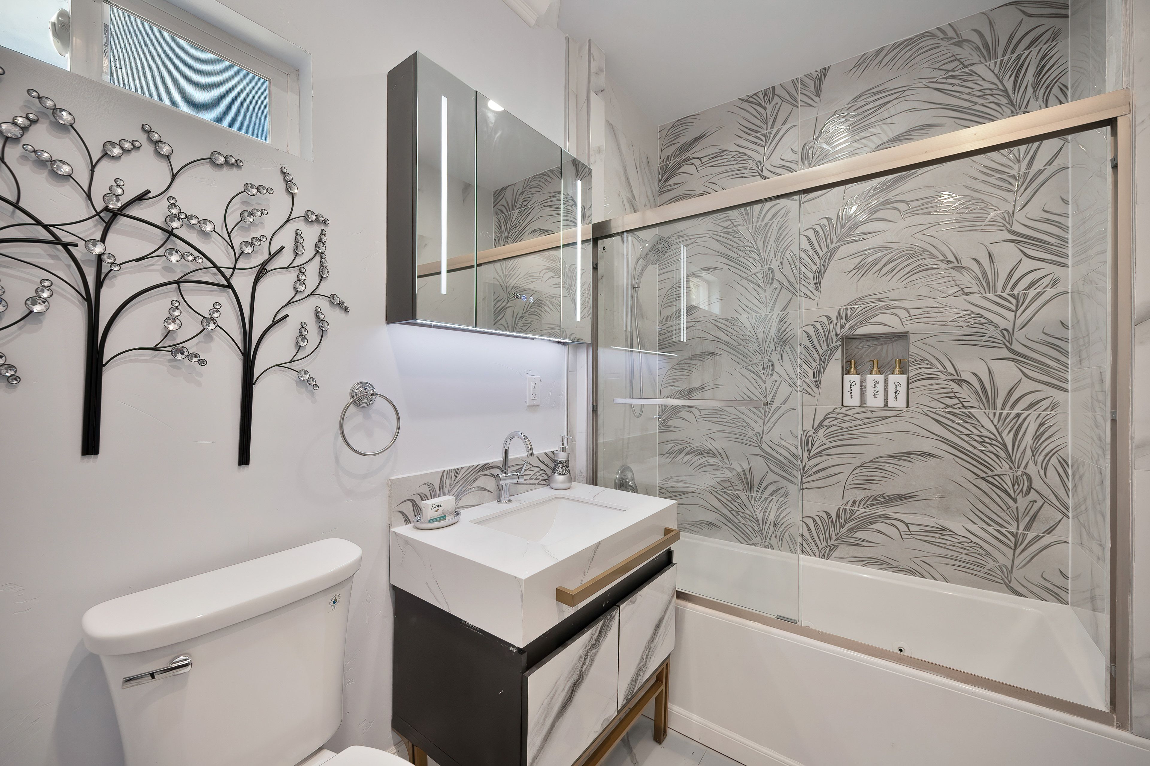 En-Suite Bathroom | Jetted Tub | Towels Provided