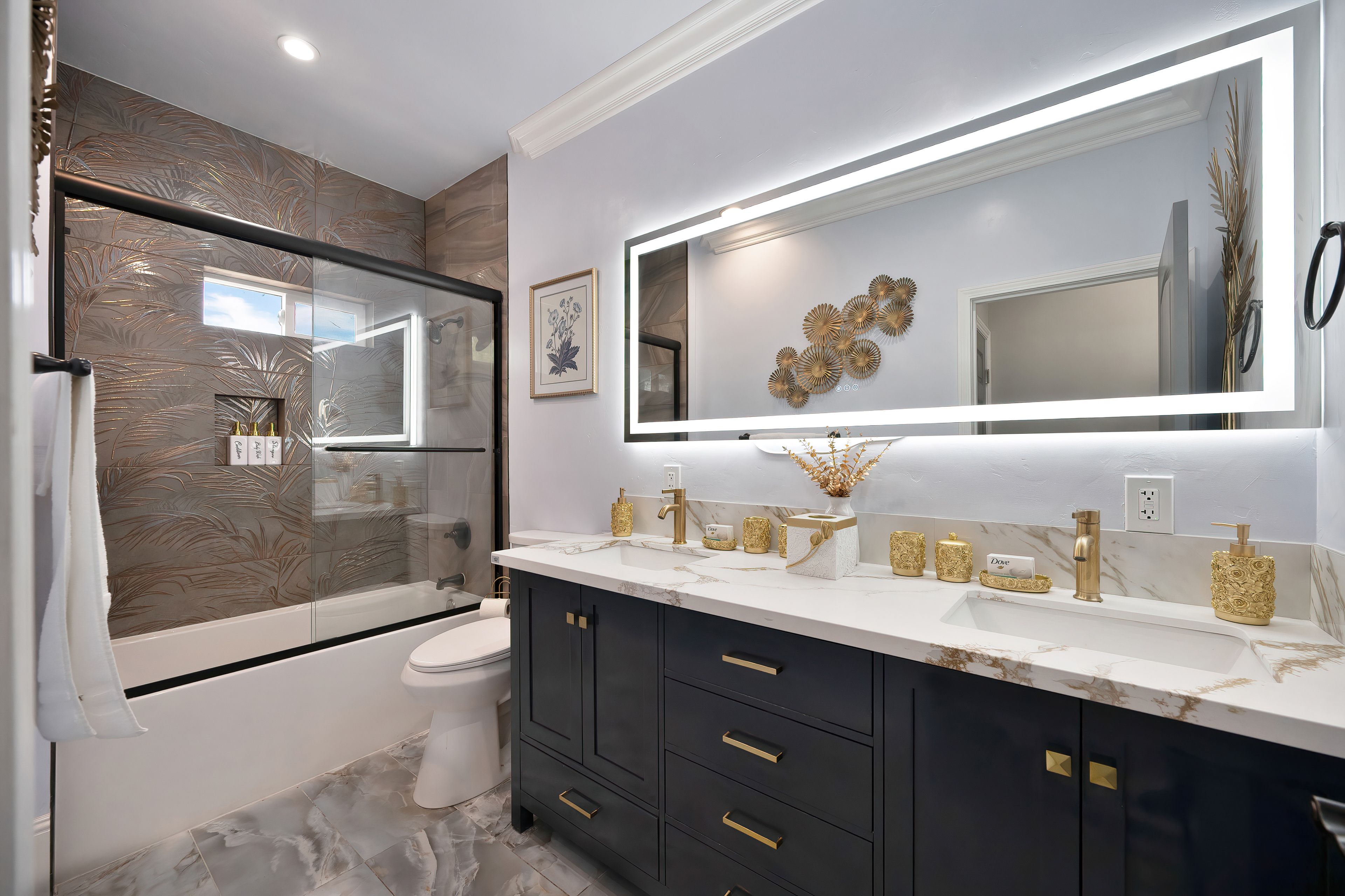 Full Bathroom | Soaking Tub | Complimentary Toiletries