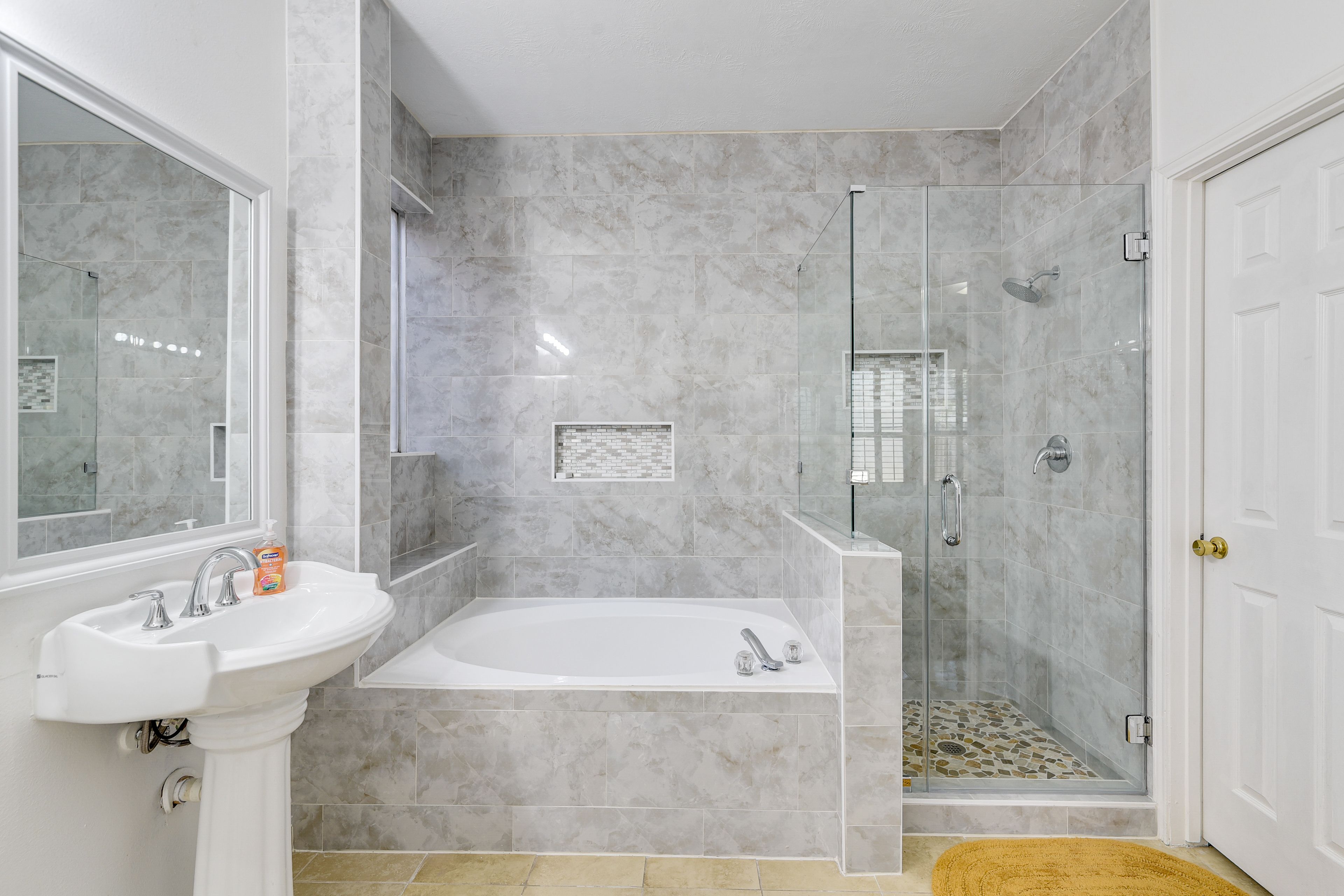 Full Bathroom | 1st Floor | Towels Provided