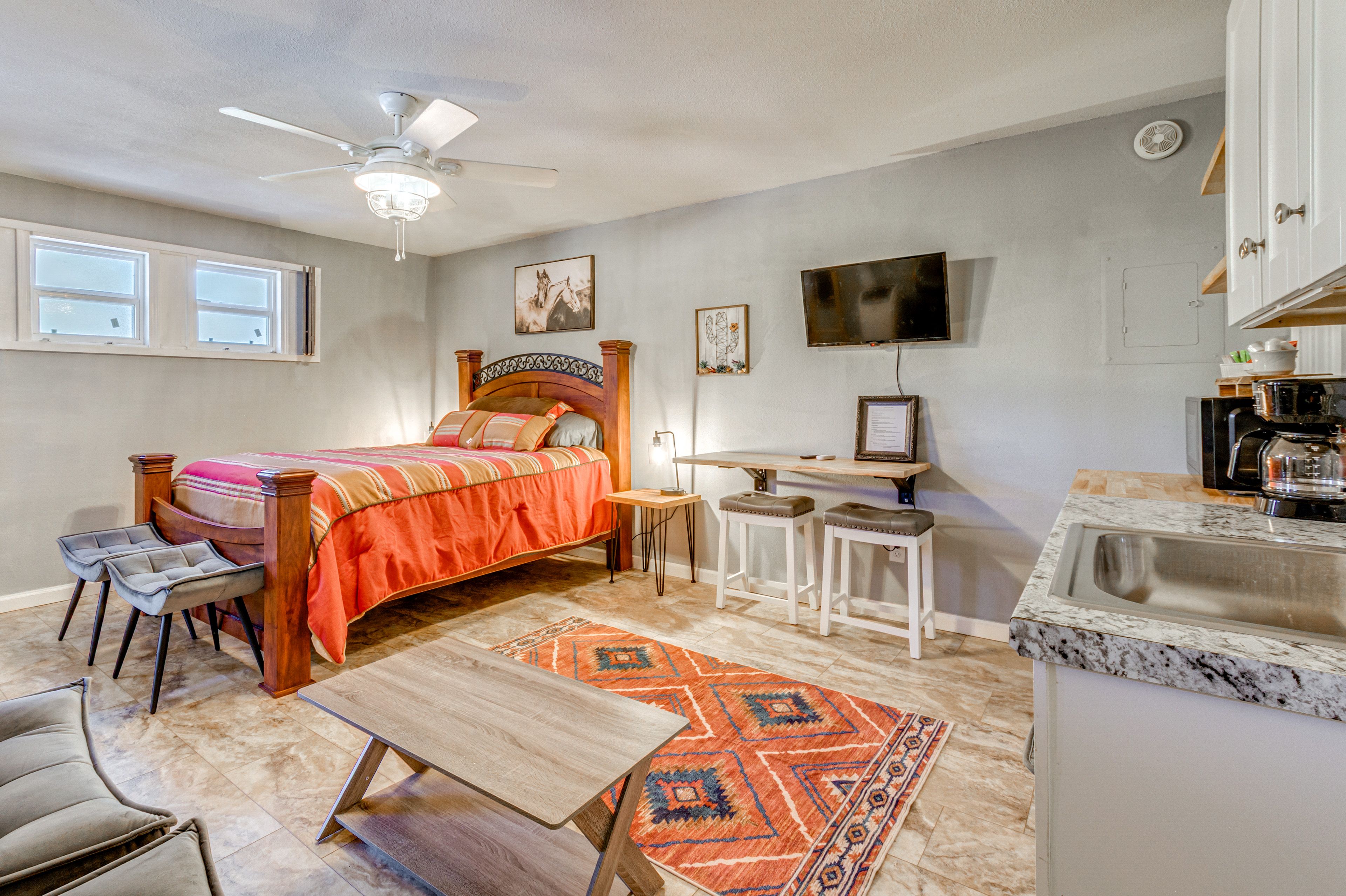 Studio | Queen Bed | Smart TV | Free WiFi