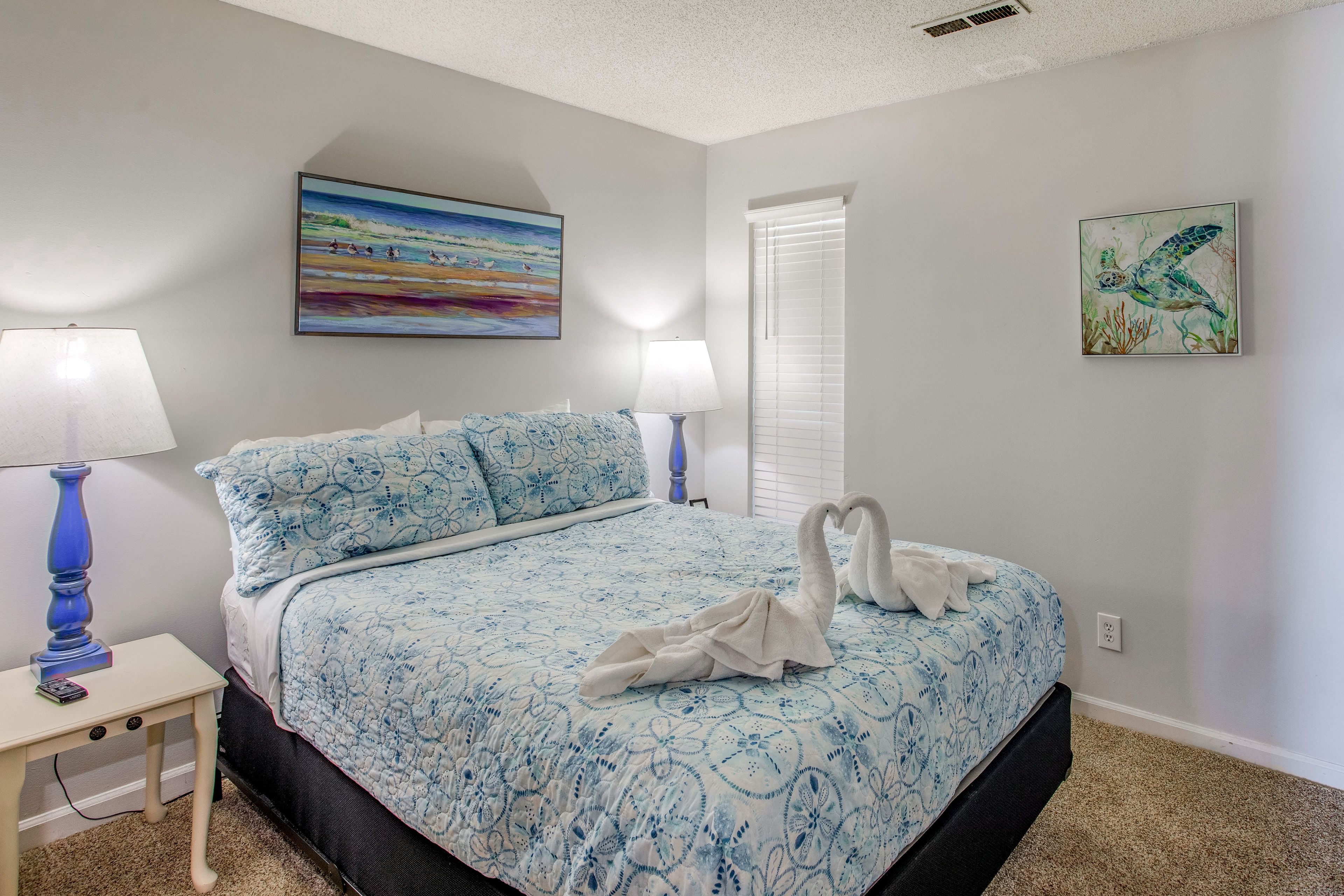 Bedroom 1 | Queen Bed
