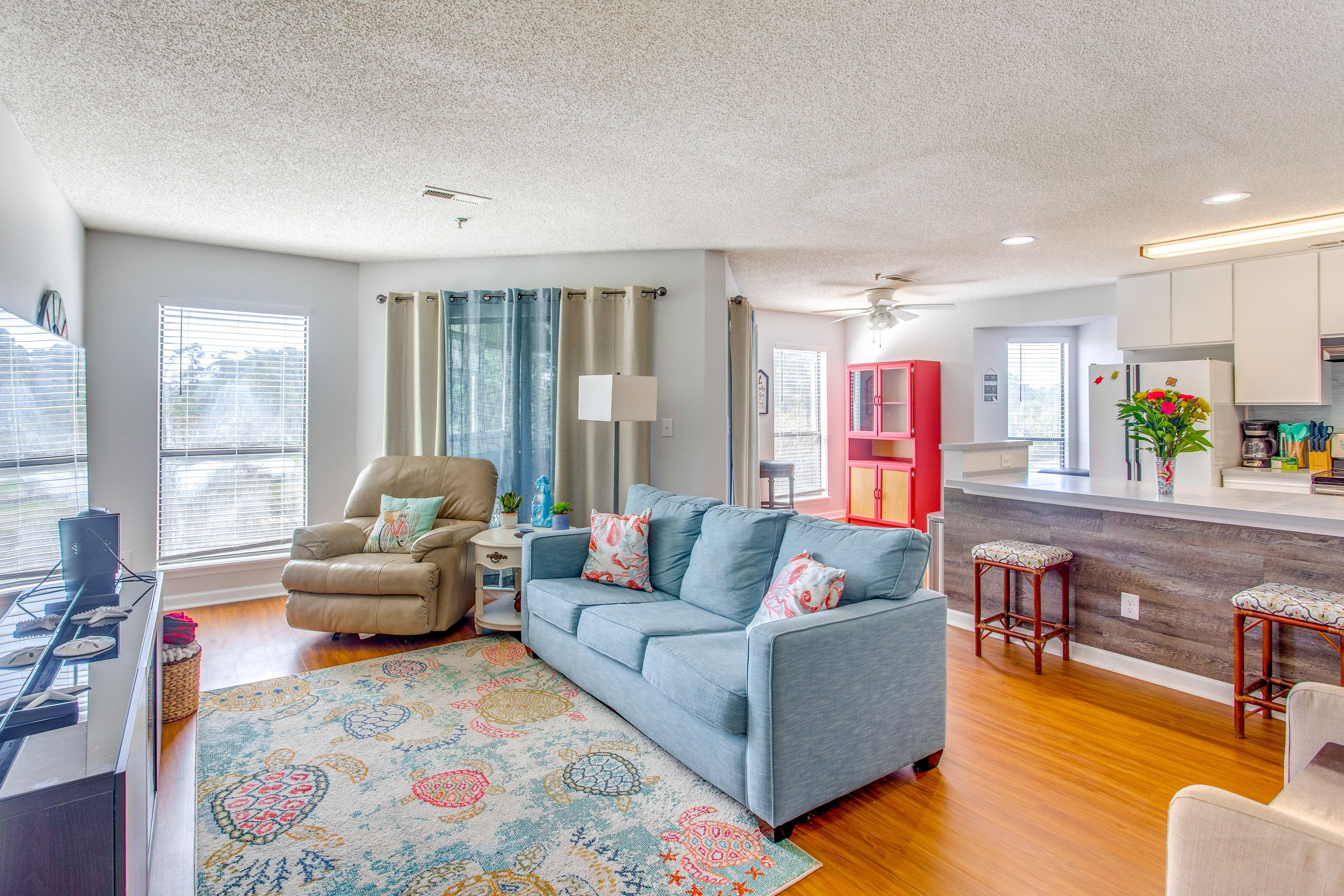 Living Room | Queen Sleeper Sofa | Free WiFi | Smart TV