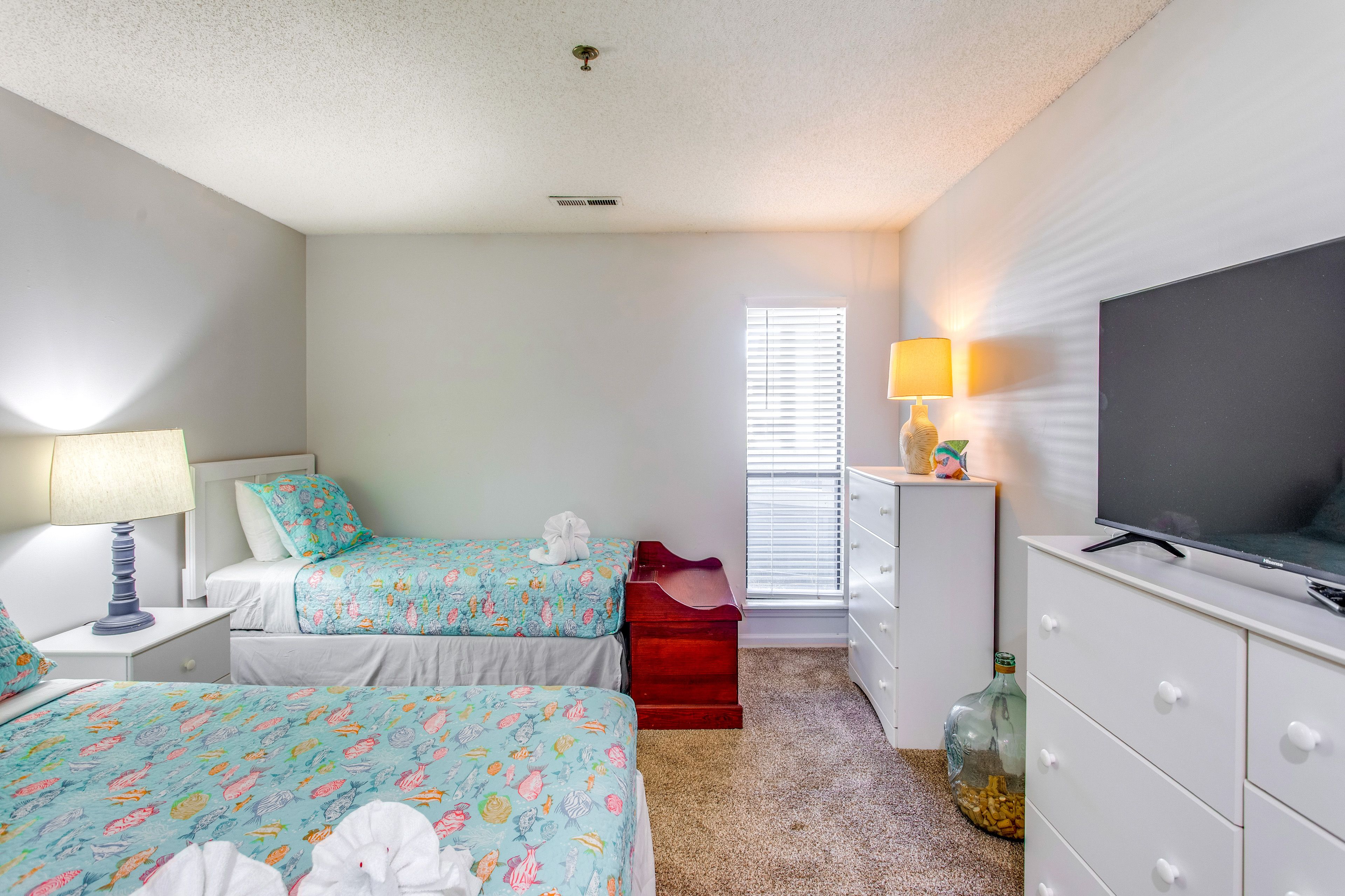 Bedroom 2 | Queen Bed | Twin Bed