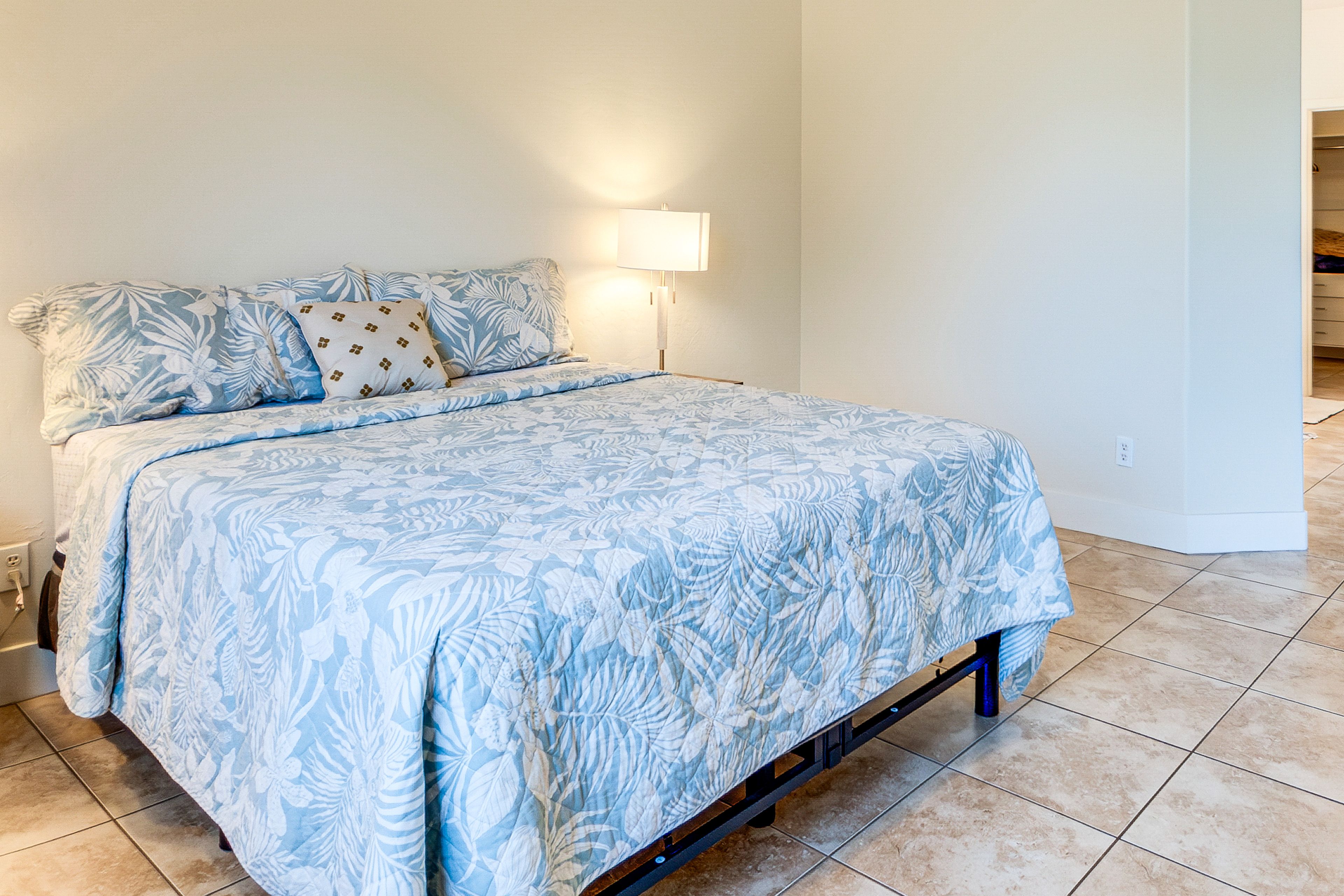 Bedroom 1 | Queen Bed