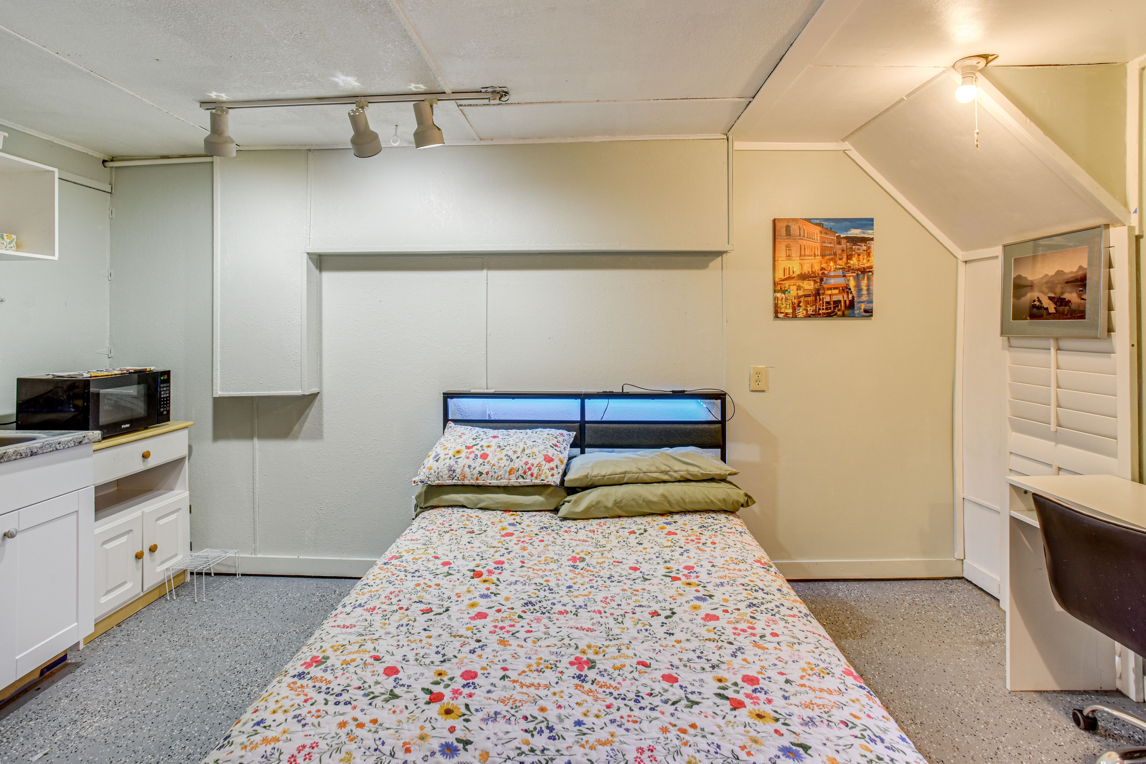 Studio | Queen Bed | Workspace