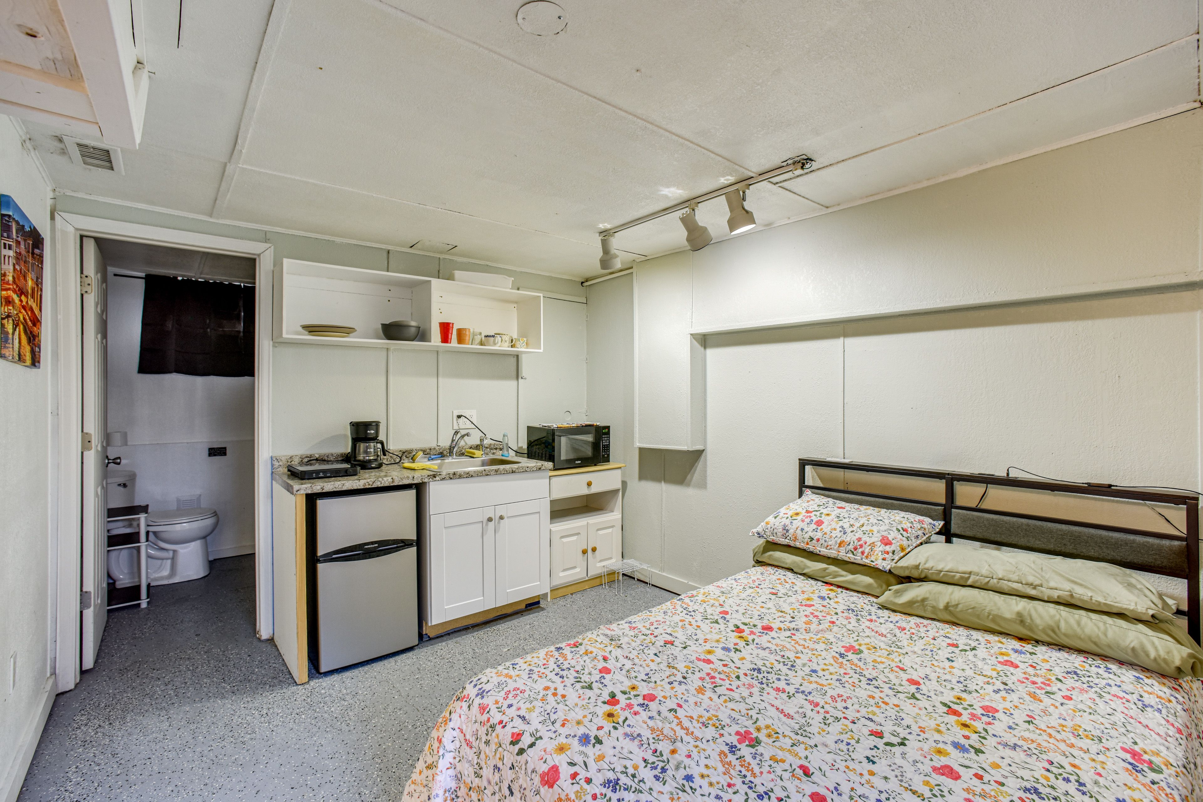 Colorado Springs Vacation Rental | Studio | 1BA | 500 Sq Ft