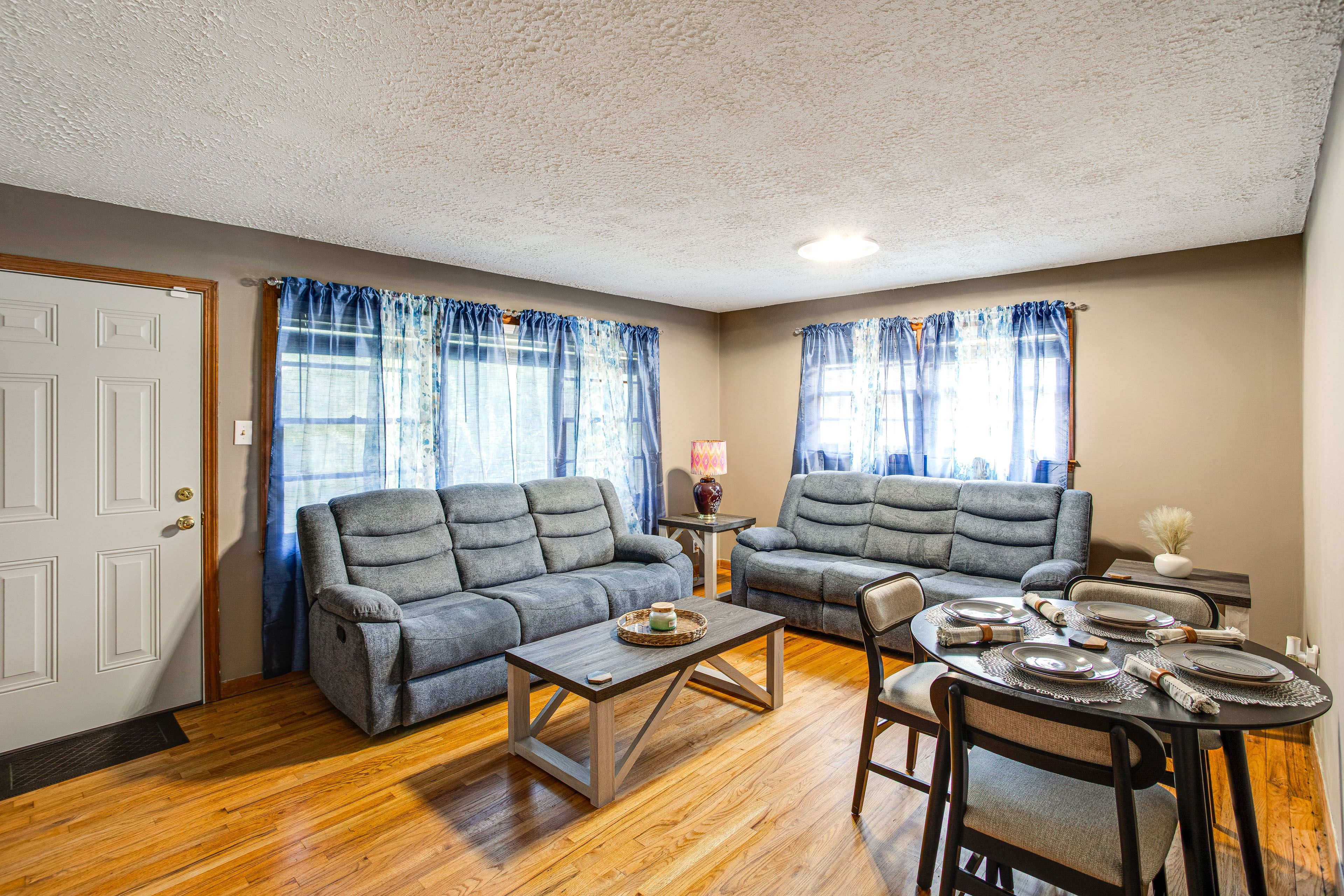 Living Room | Free WiFi | Central A/C & Heating