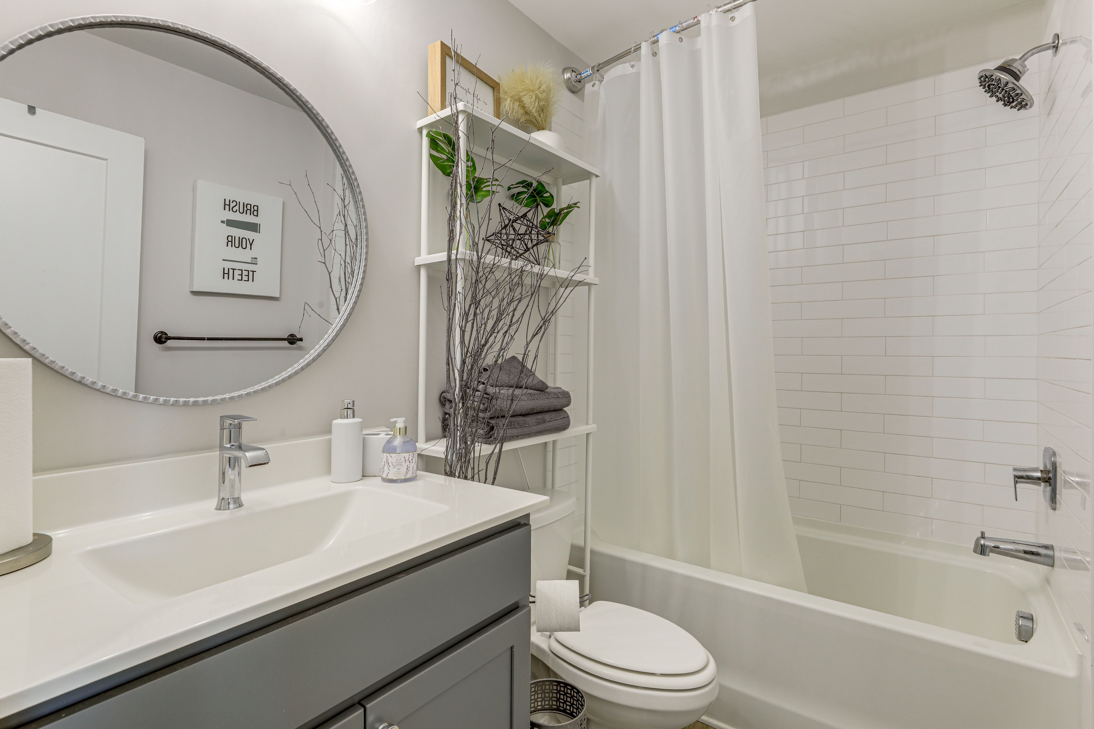 Full Bathroom | 1st Floor | Towels Provided
