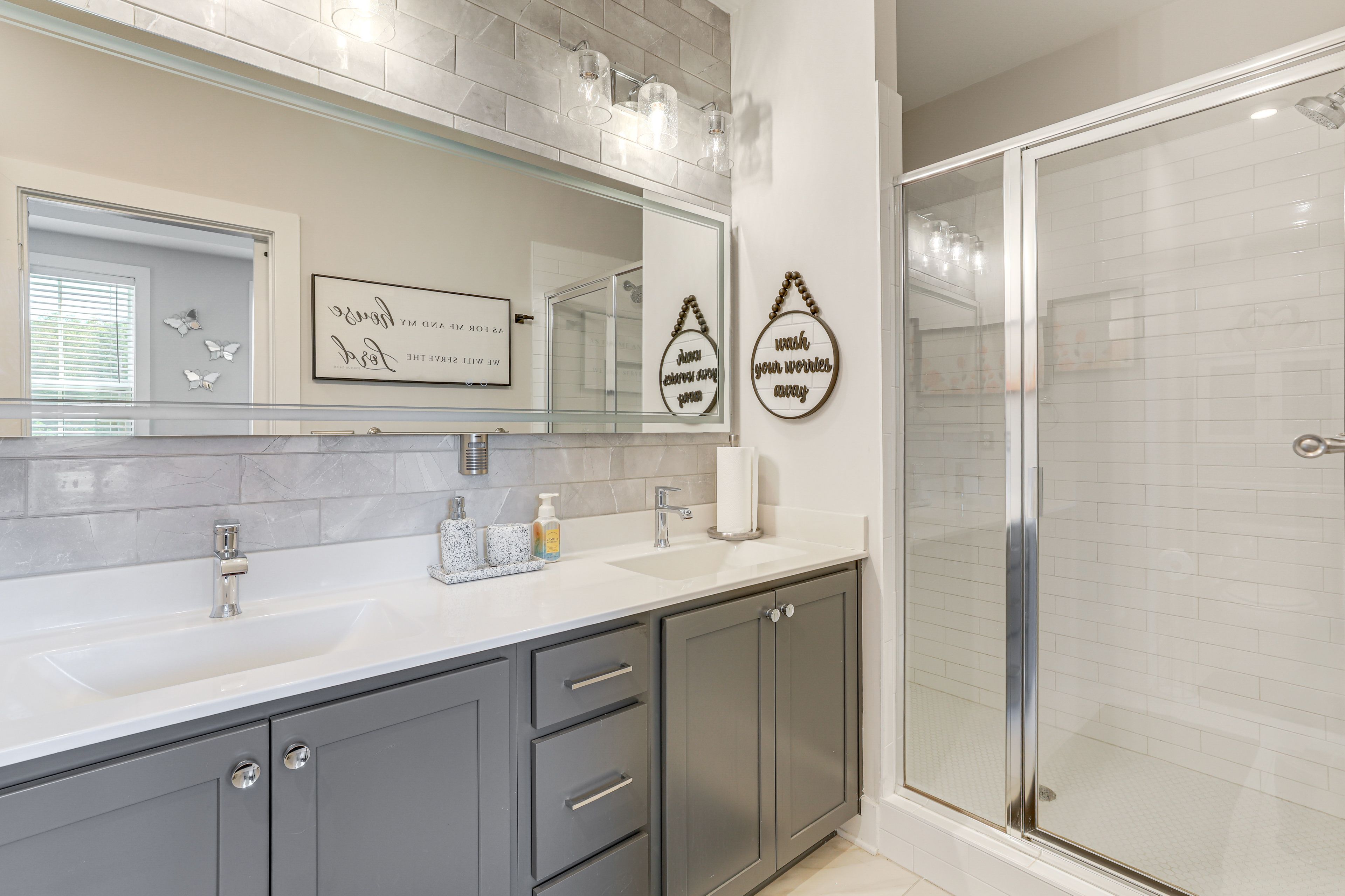 Full Bathroom | 3rd Floor | Complimentary Toiletries