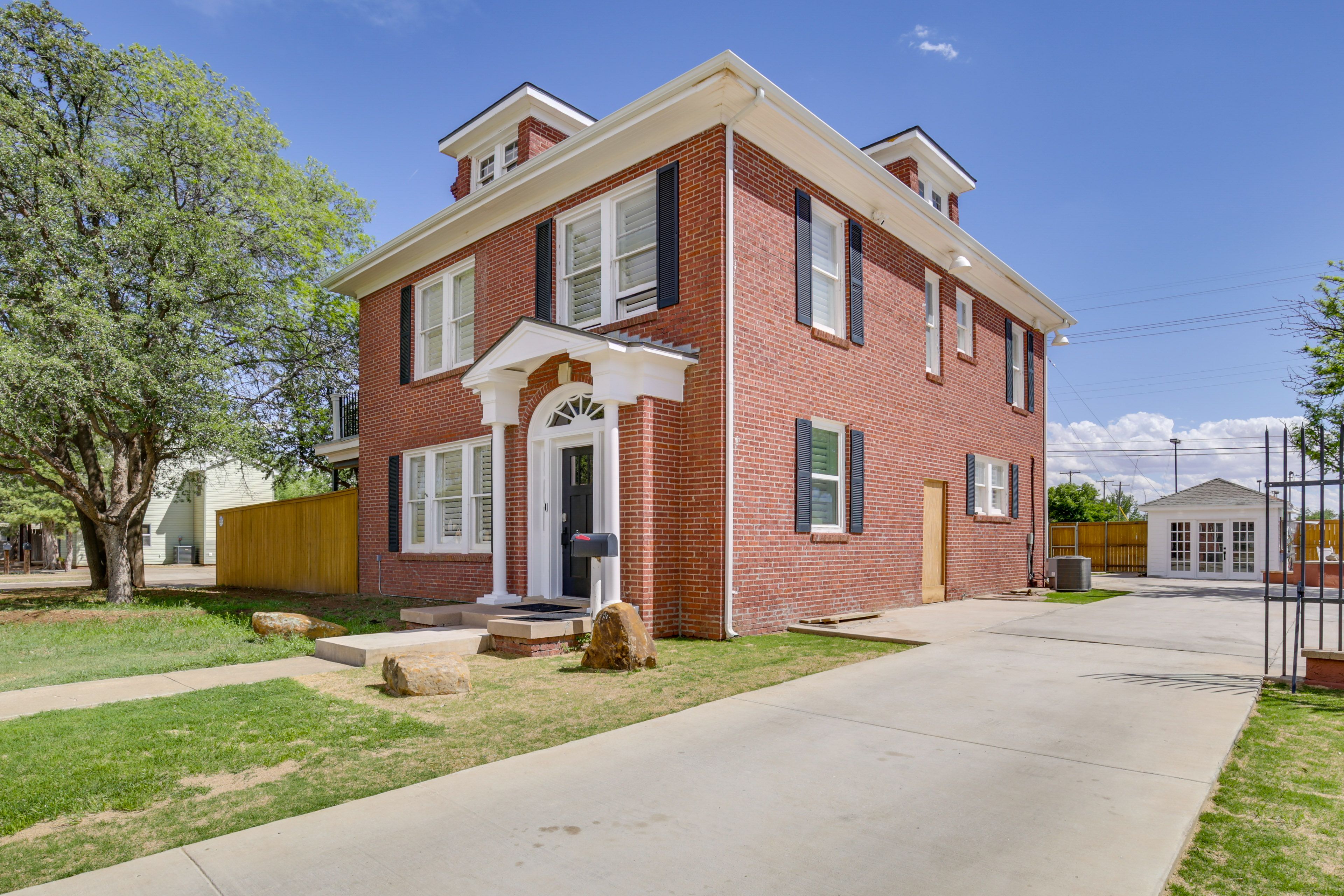 Exterior | Driveway (5 Vehicles)