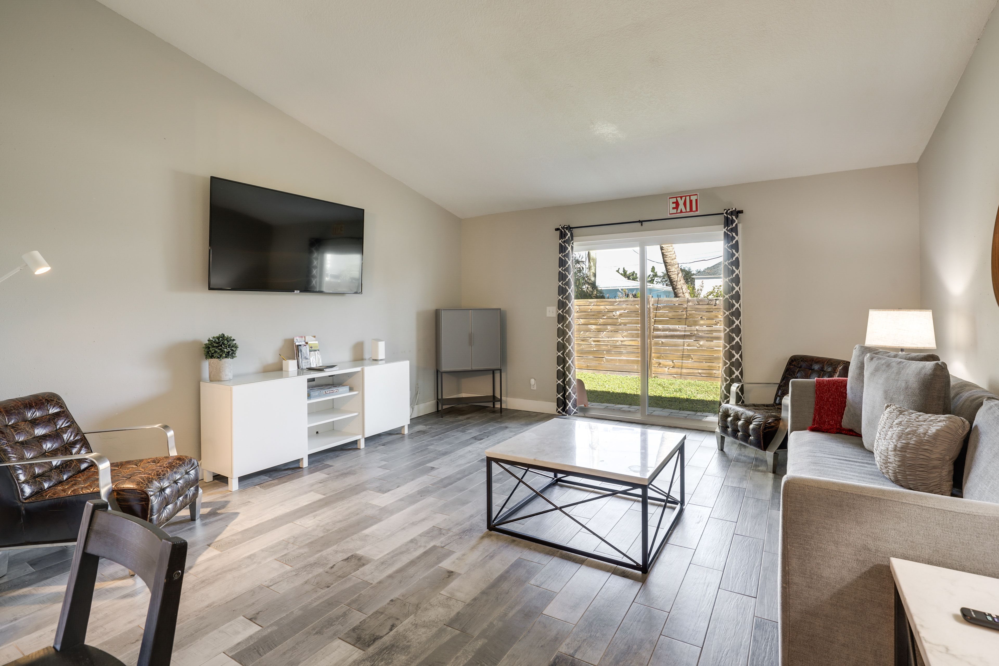 Living Room | Free WiFi | Smart TV | Queen Sleeper Sofa | 1st Floor