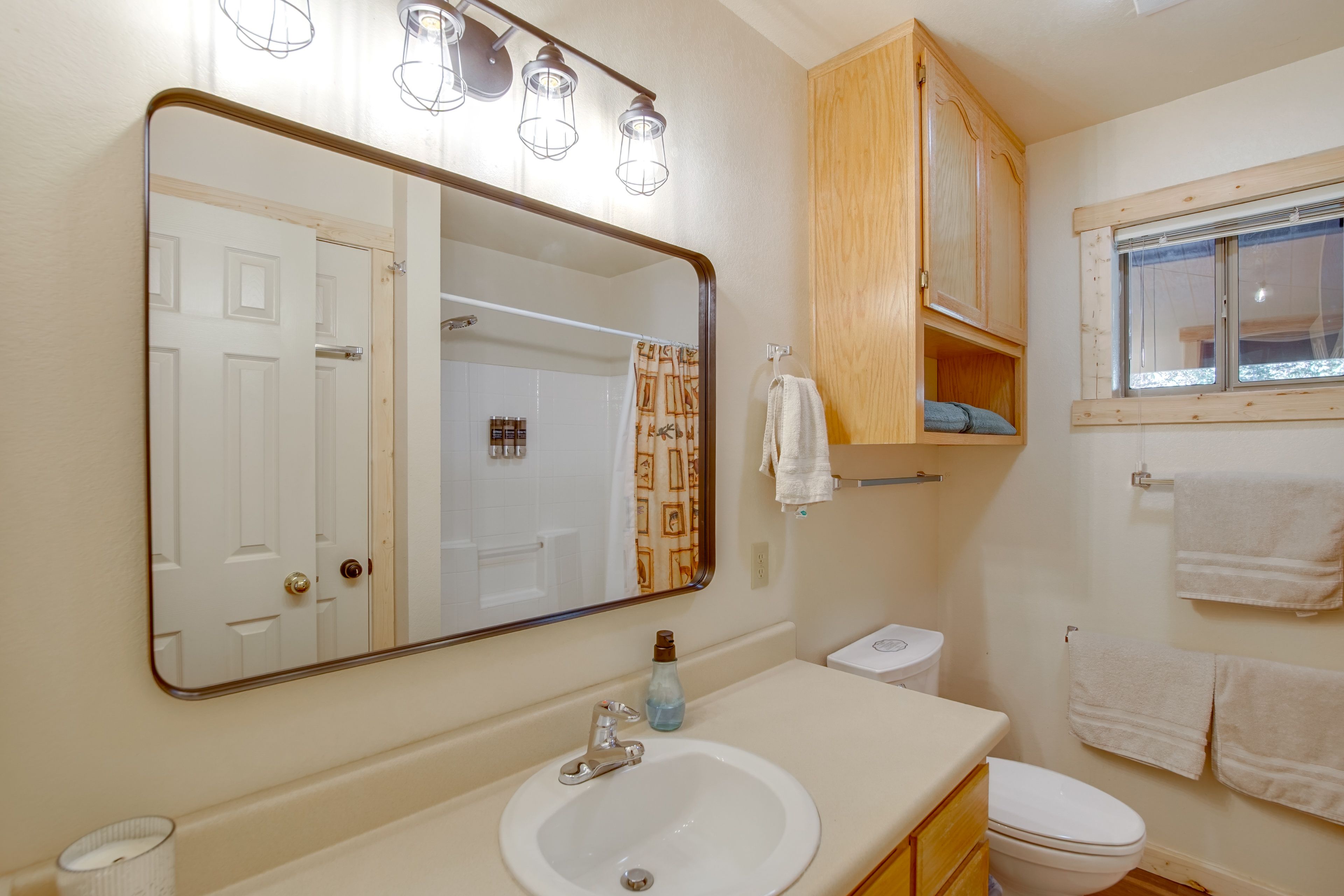 Full Bathroom | Upper Level | Towels Provided